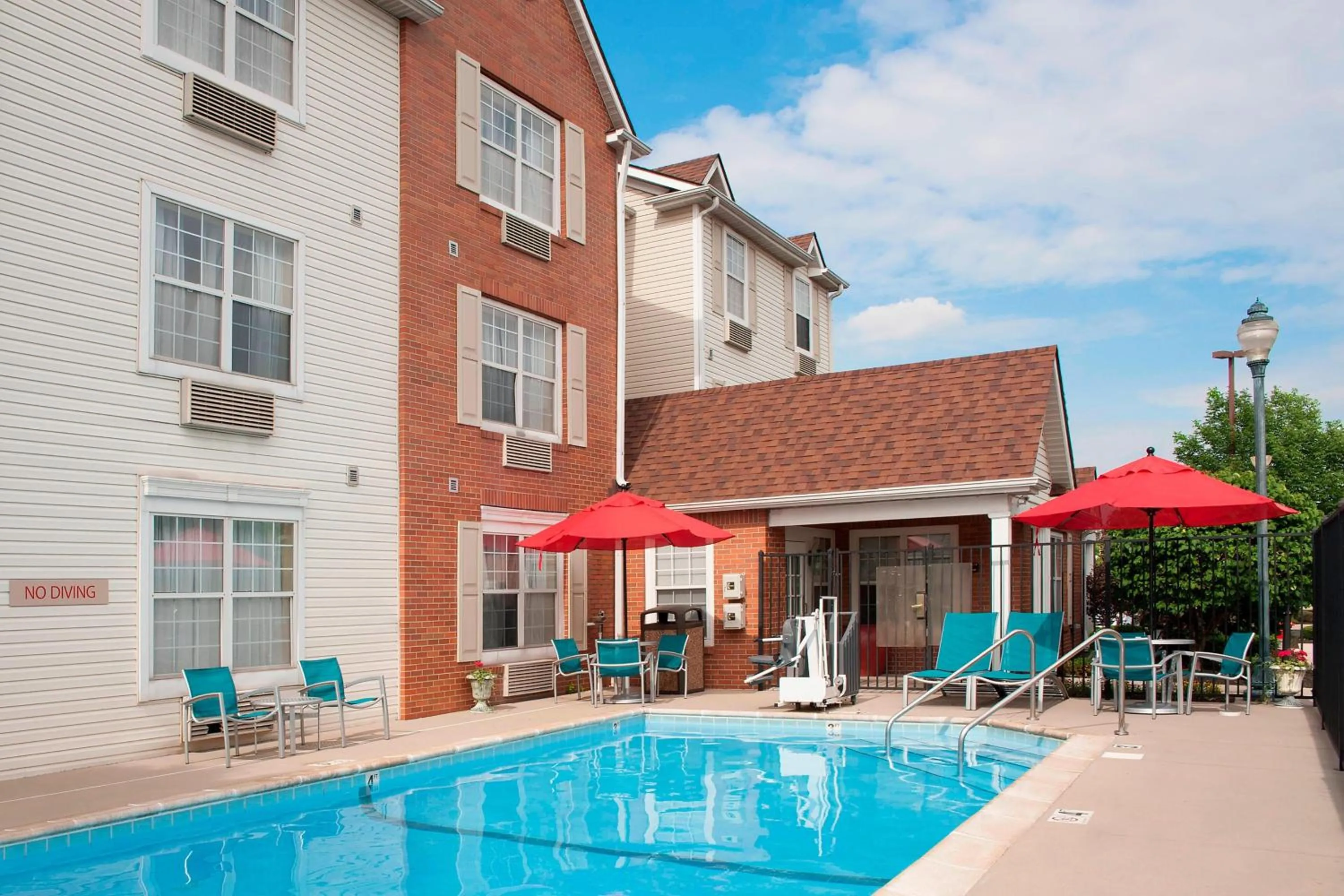 Swimming pool in TownePlace Suites Indianapolis Park 100