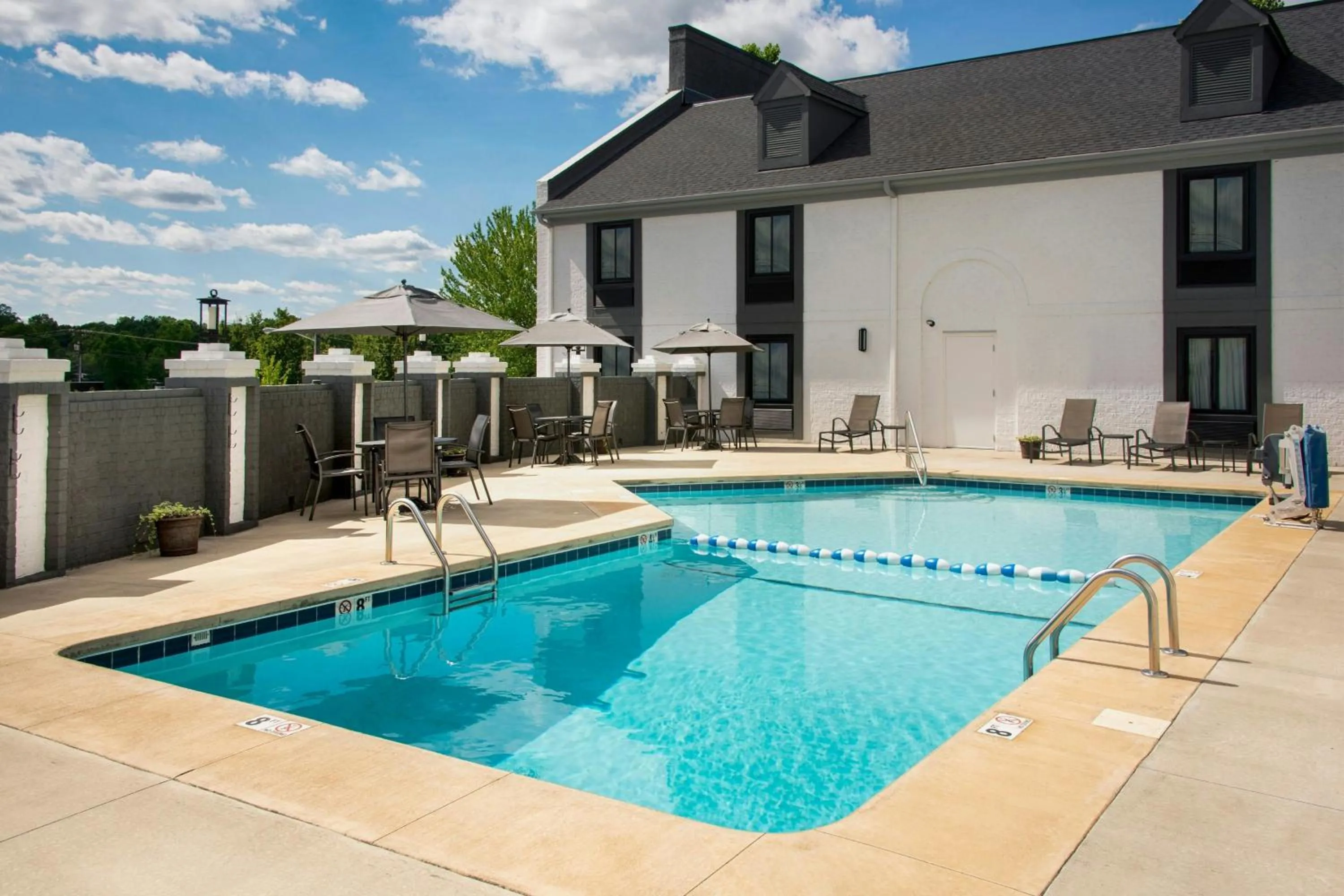 Swimming pool in Courtyard Winston-Salem University