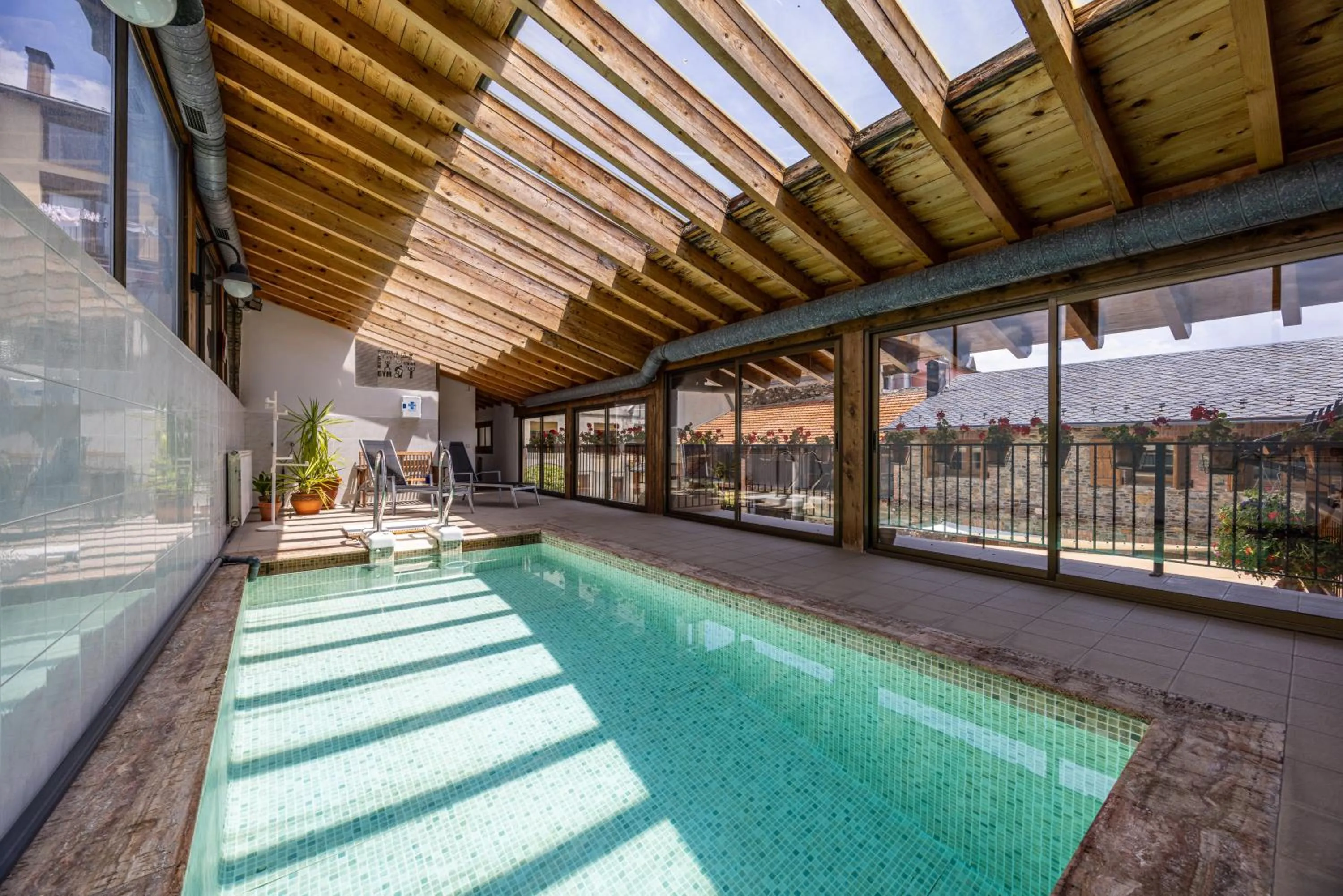 Pool view in Aparthotel les Corts