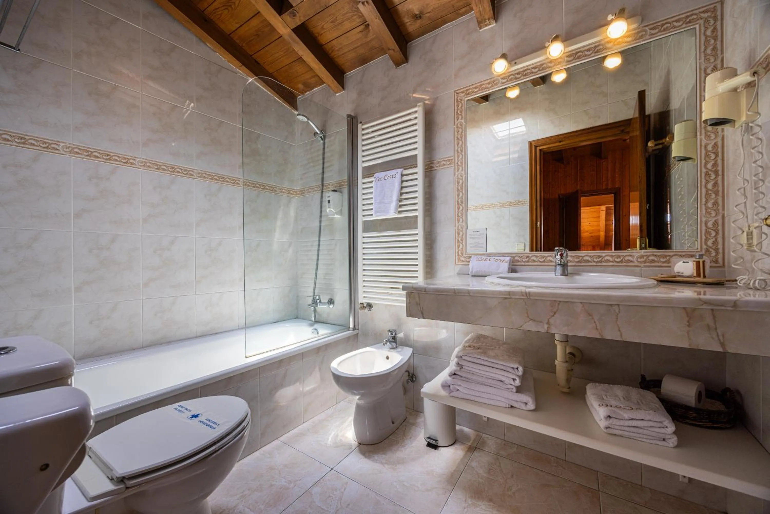 Bathroom in Aparthotel les Corts