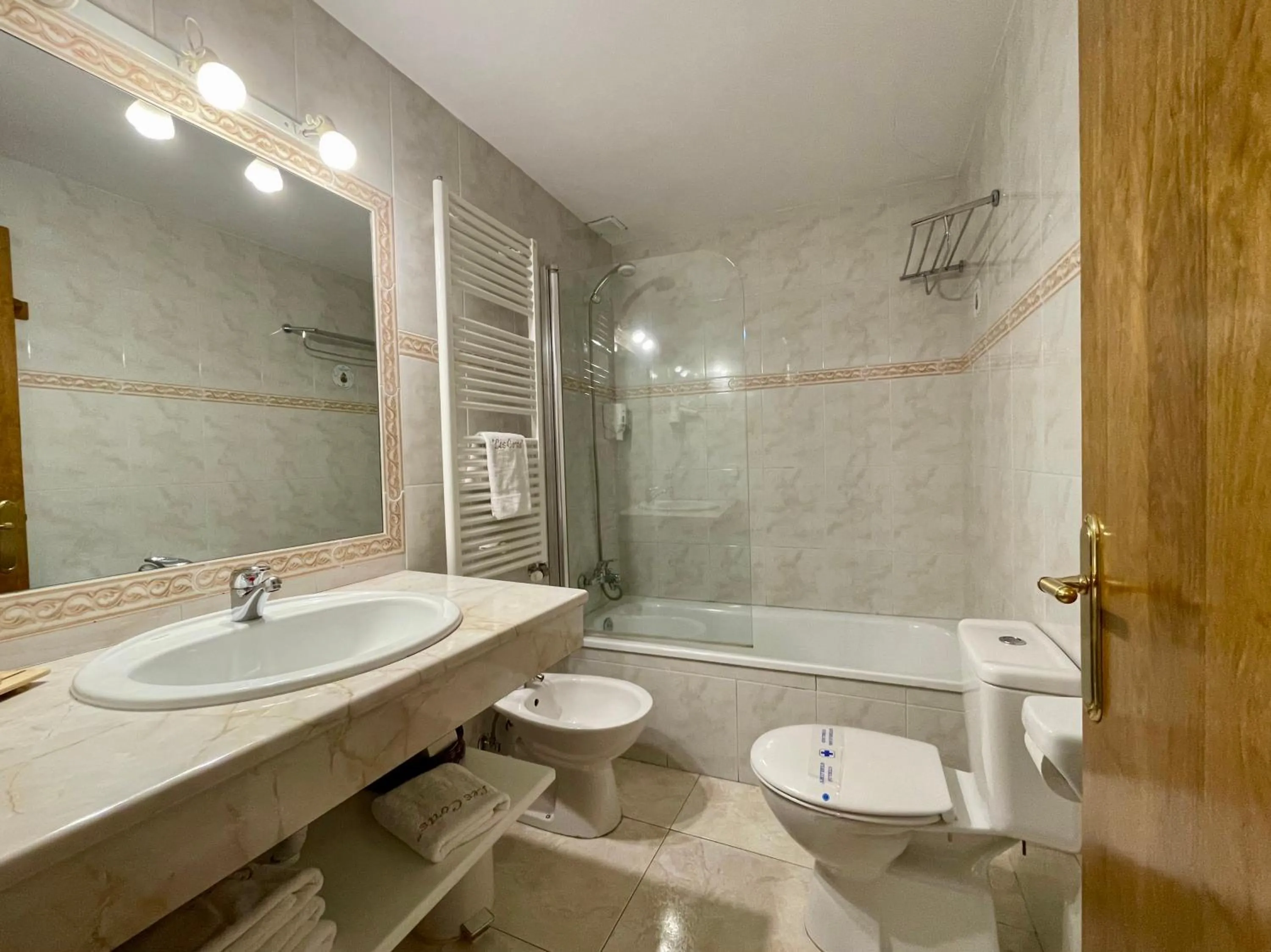 Bathroom in Aparthotel les Corts