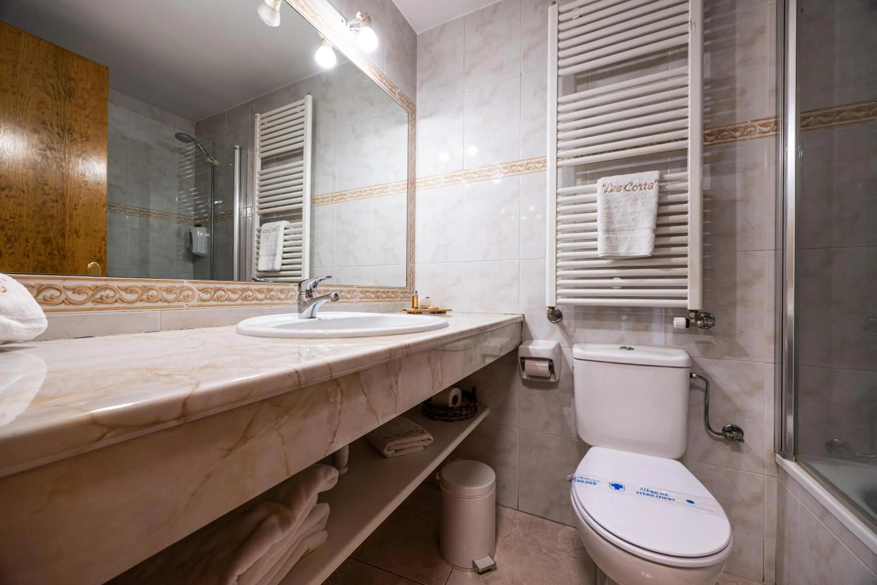 Bathroom in Aparthotel les Corts
