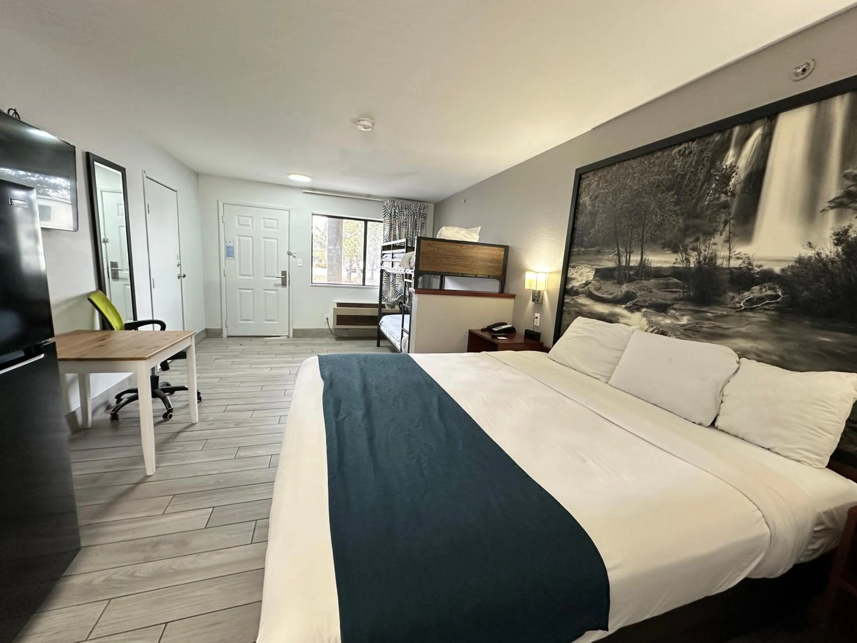 Photo of the whole room in Studio 6 Flagstaff AZ