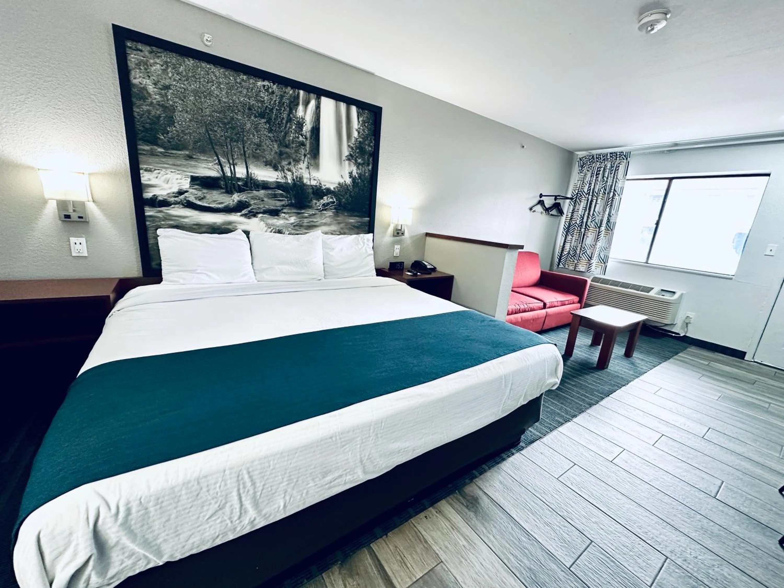 Photo of the whole room in Studio 6 Flagstaff AZ