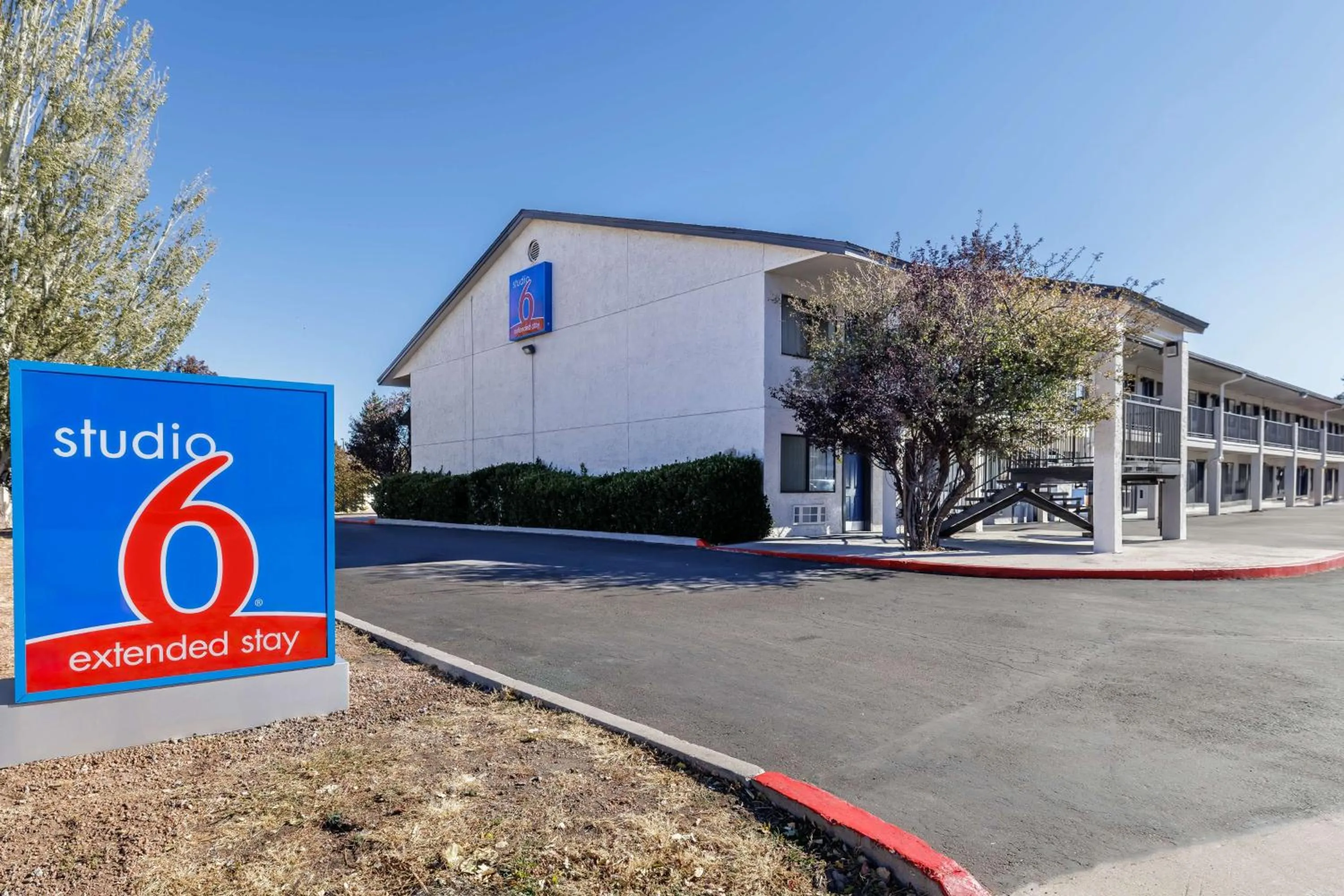 Property building in Studio 6 Flagstaff AZ