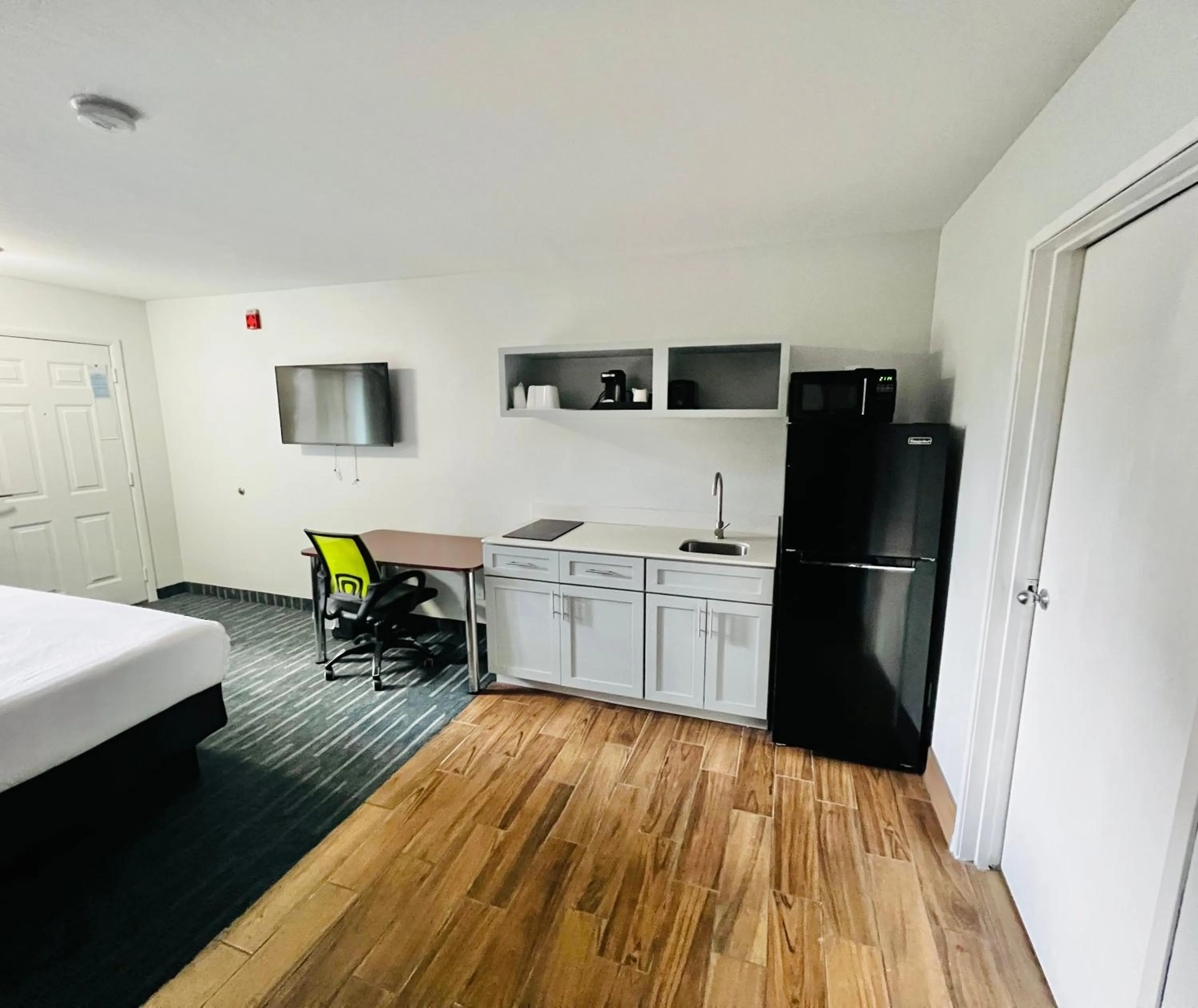 Kitchen or kitchenette in Studio 6 Flagstaff AZ