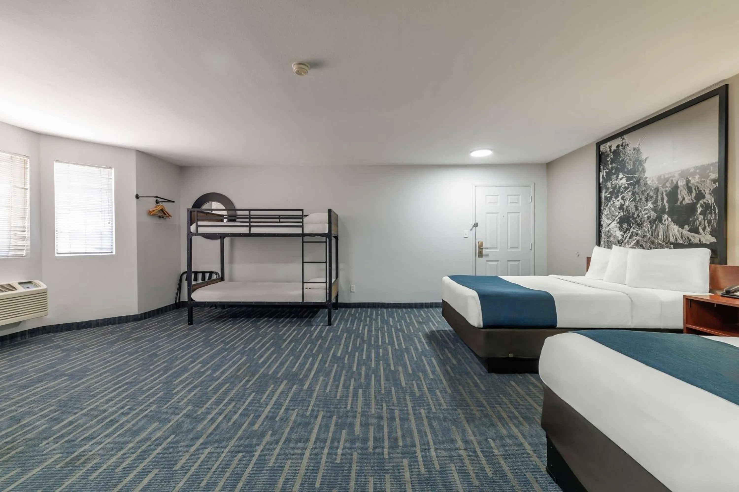 Photo of the whole room in Studio 6 Flagstaff AZ