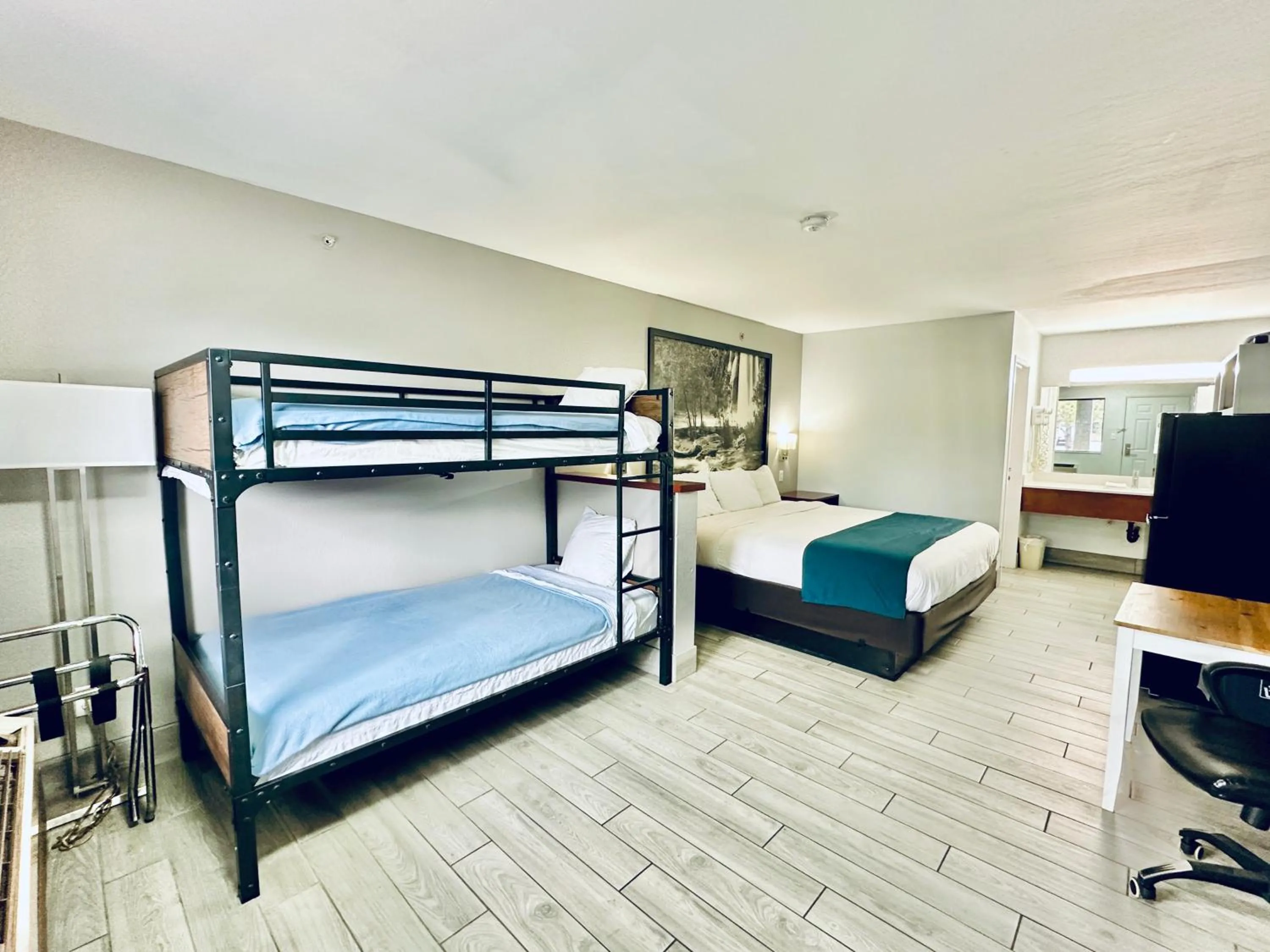 Photo of the whole room in Studio 6 Flagstaff AZ