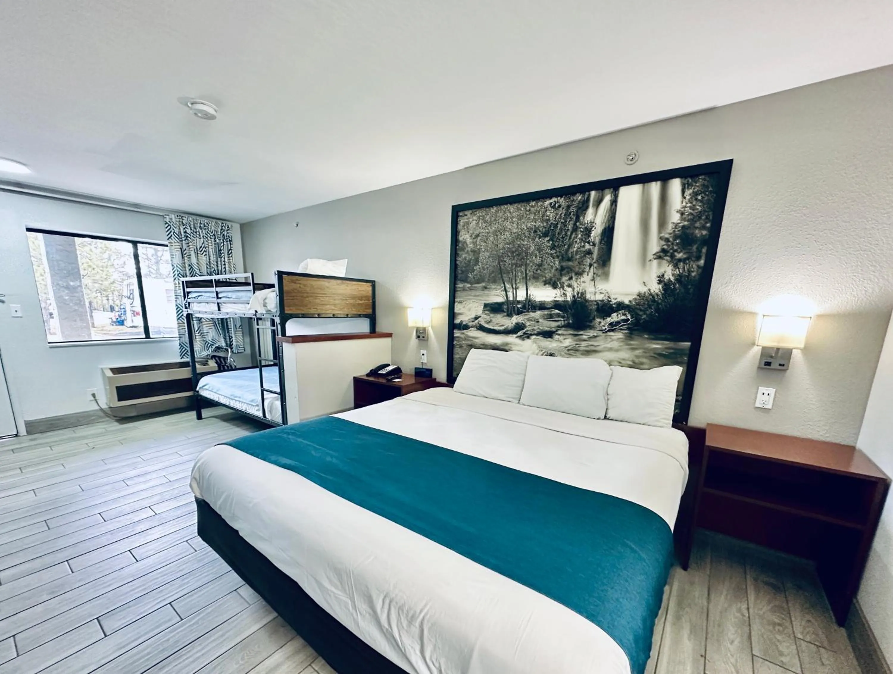 Photo of the whole room in Studio 6 Flagstaff AZ