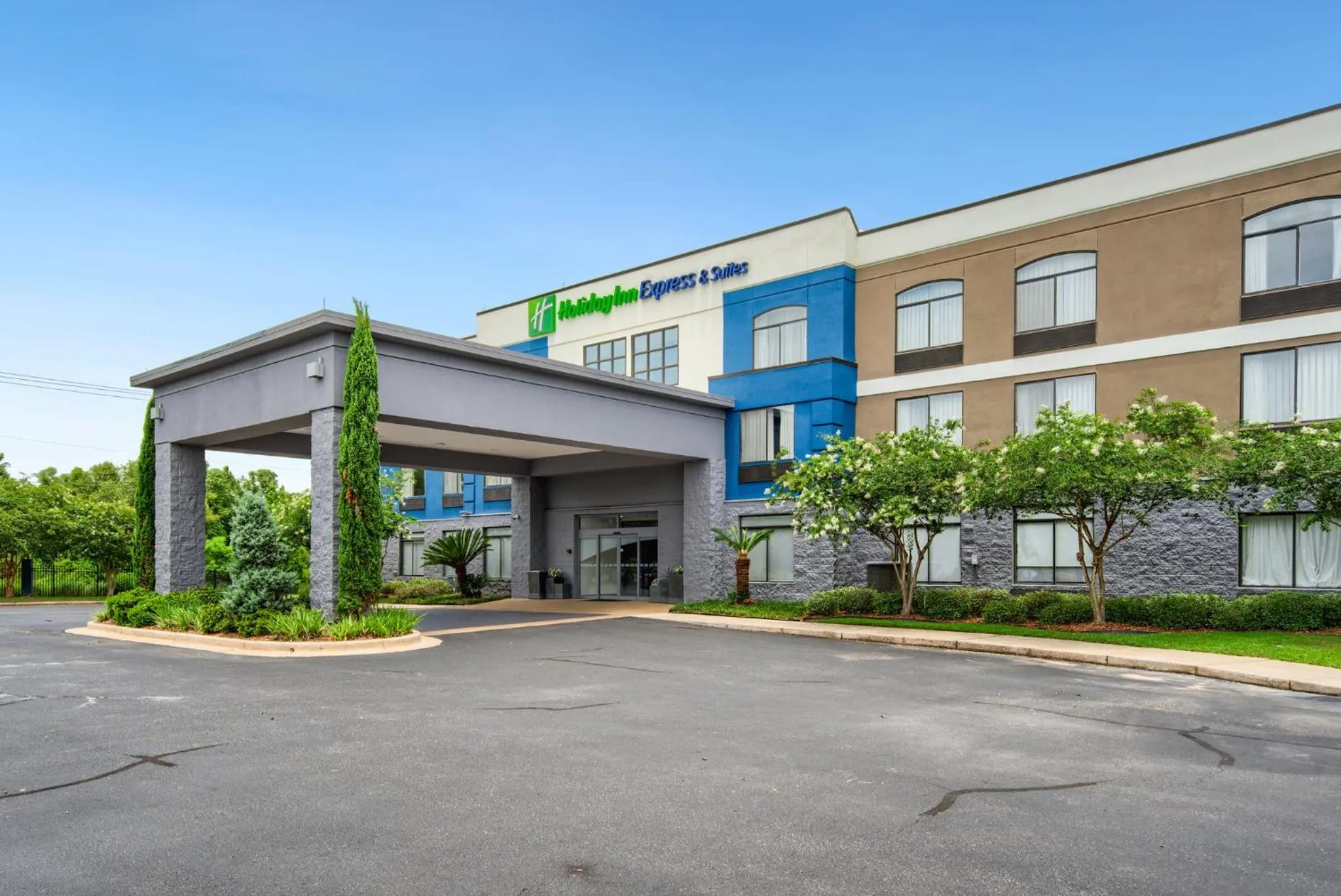 Property building in Holiday Inn Express & Suites - Mobile - I-65 by IHG