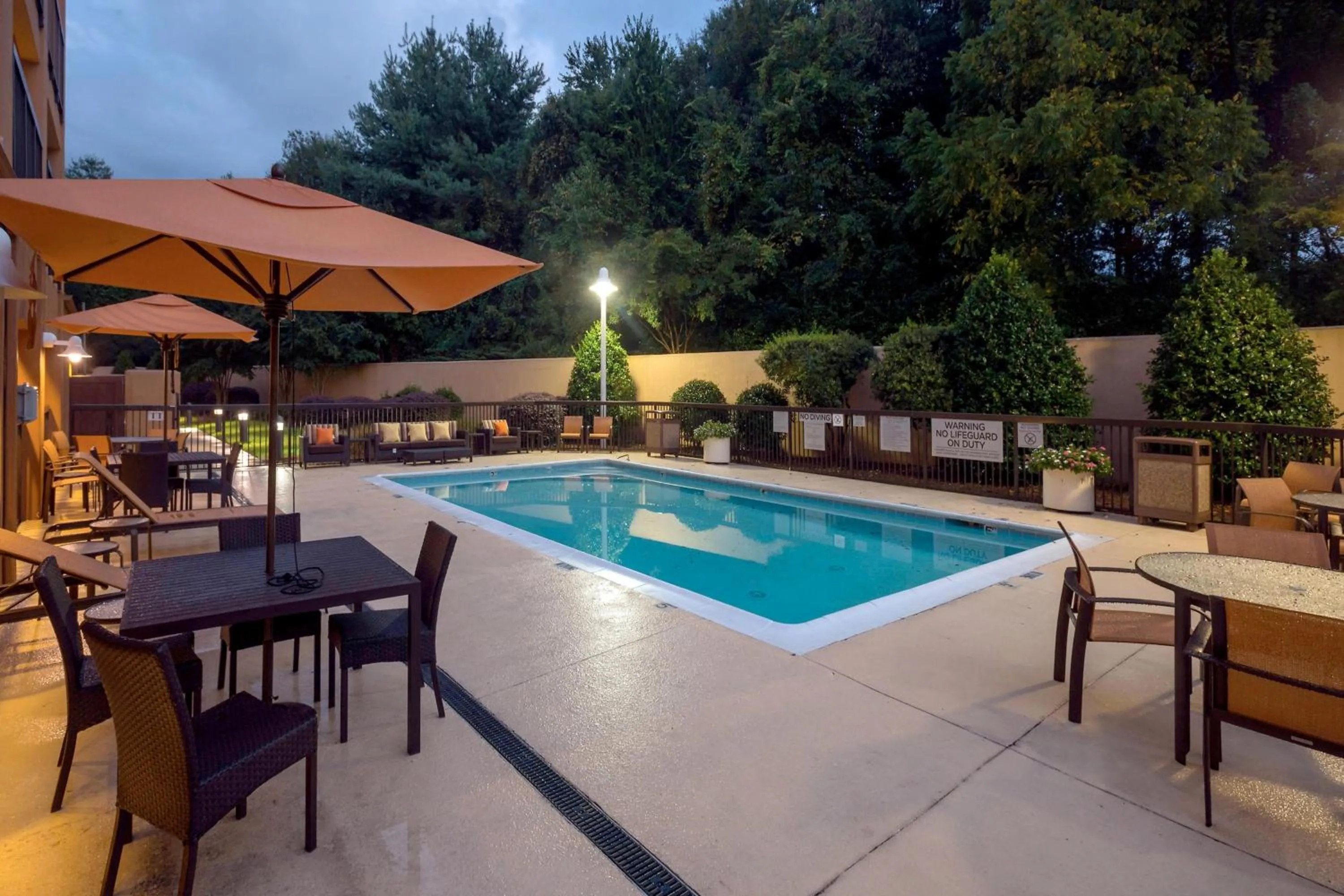 Swimming pool in Courtyard Winston-Salem Hanes Mall