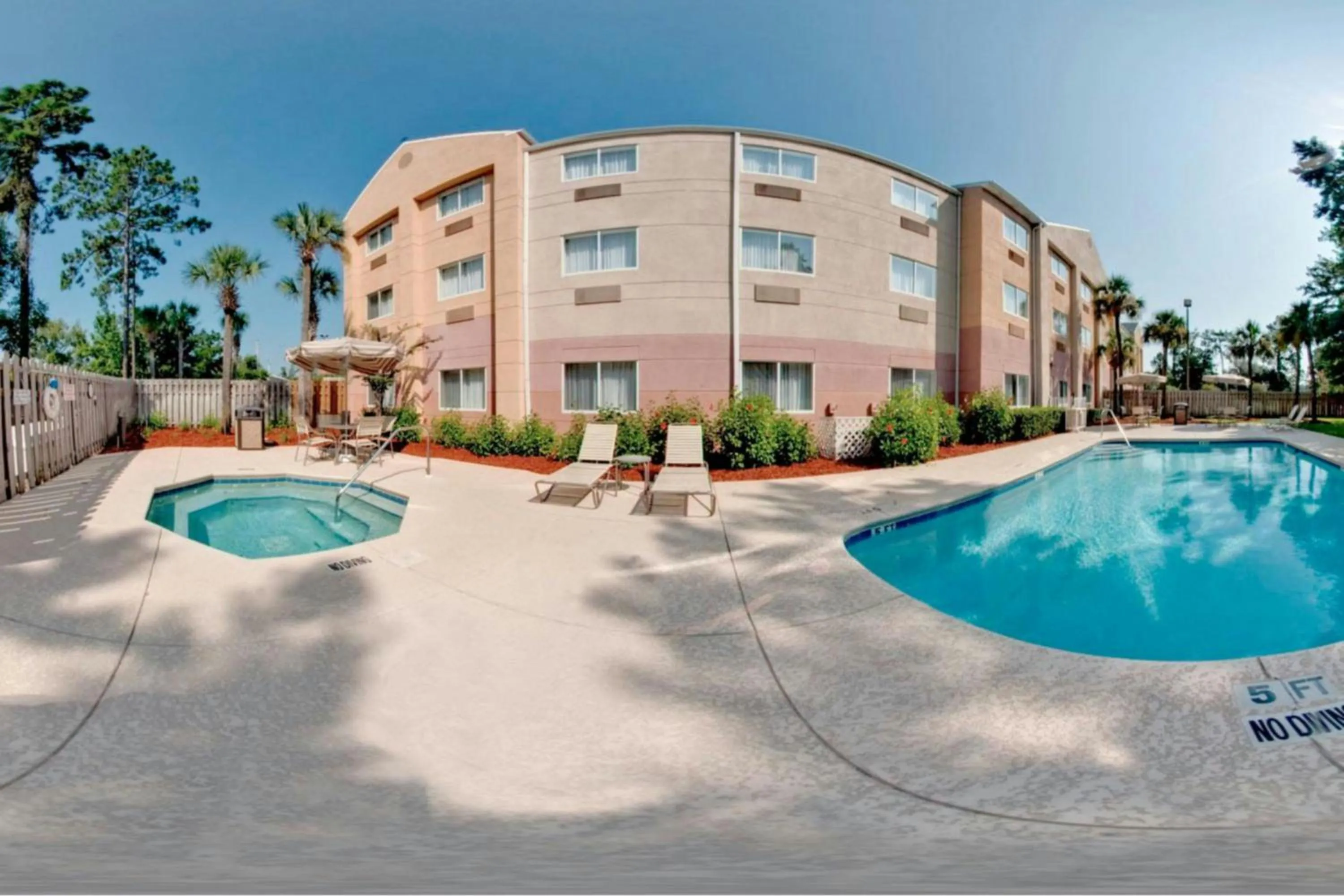 Swimming pool in Fairfield Inn Jacksonville Orange Park
