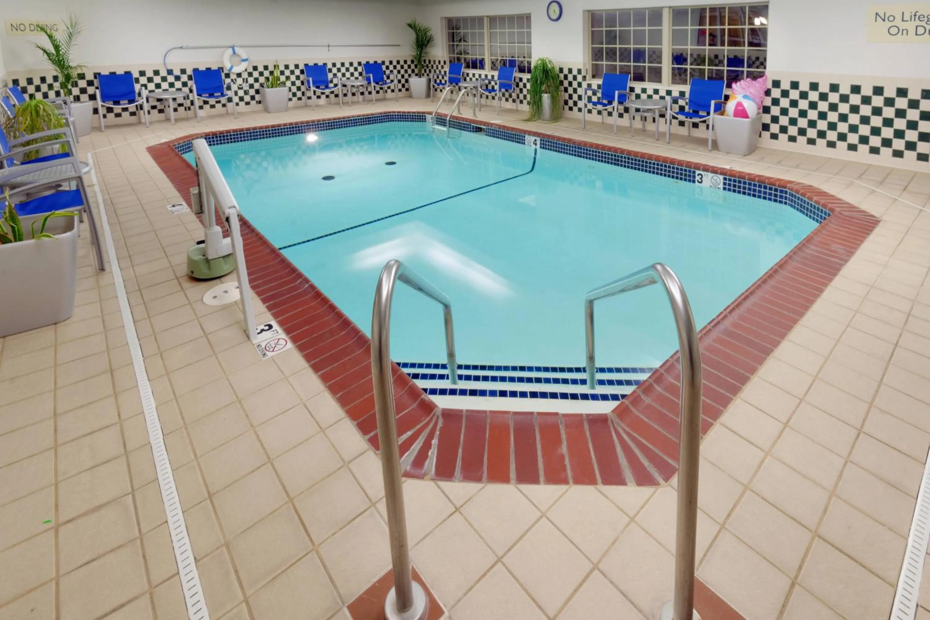 Swimming pool in TownePlace Suites Joplin
