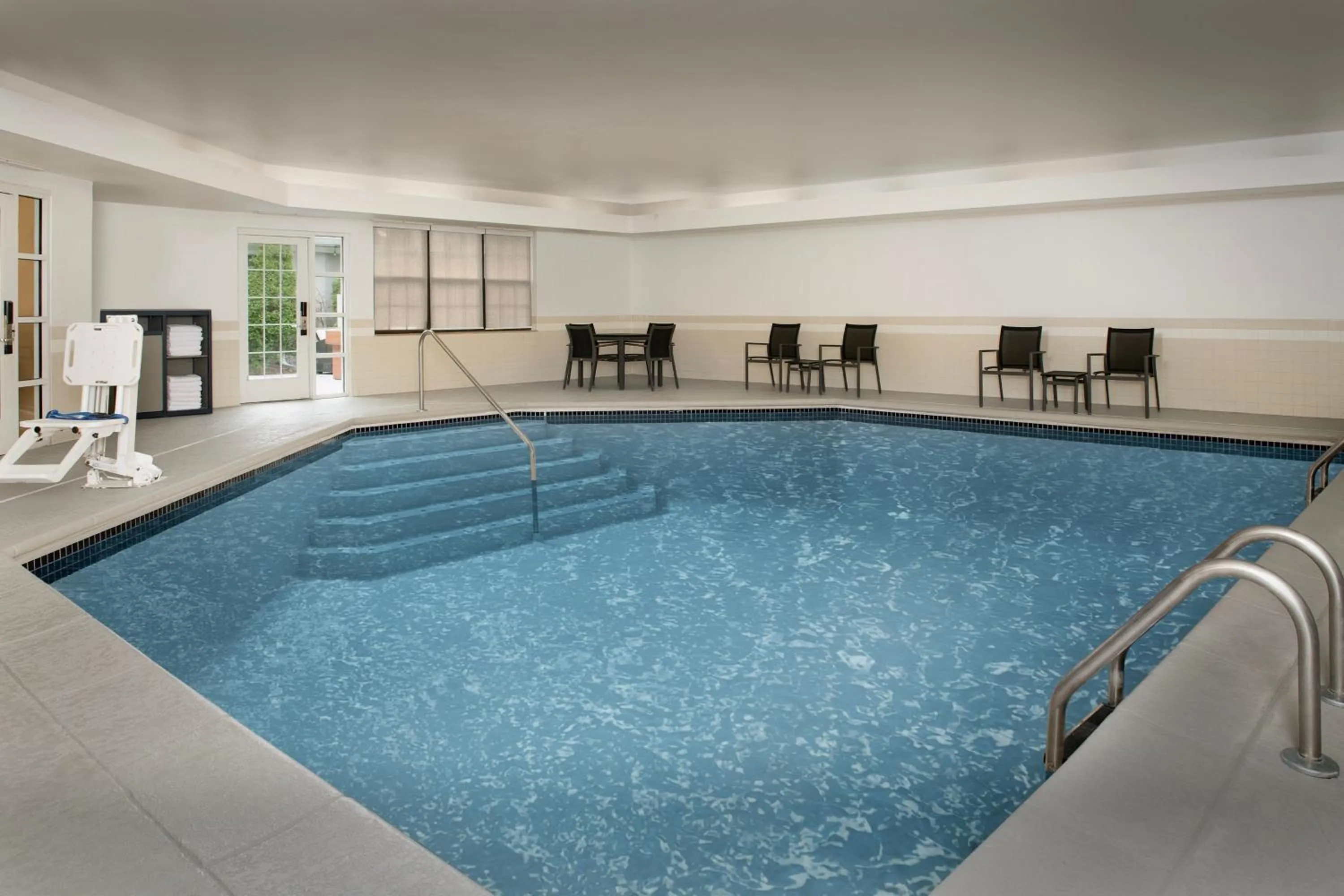 Swimming pool in Residence Inn Kansas City Overland Park