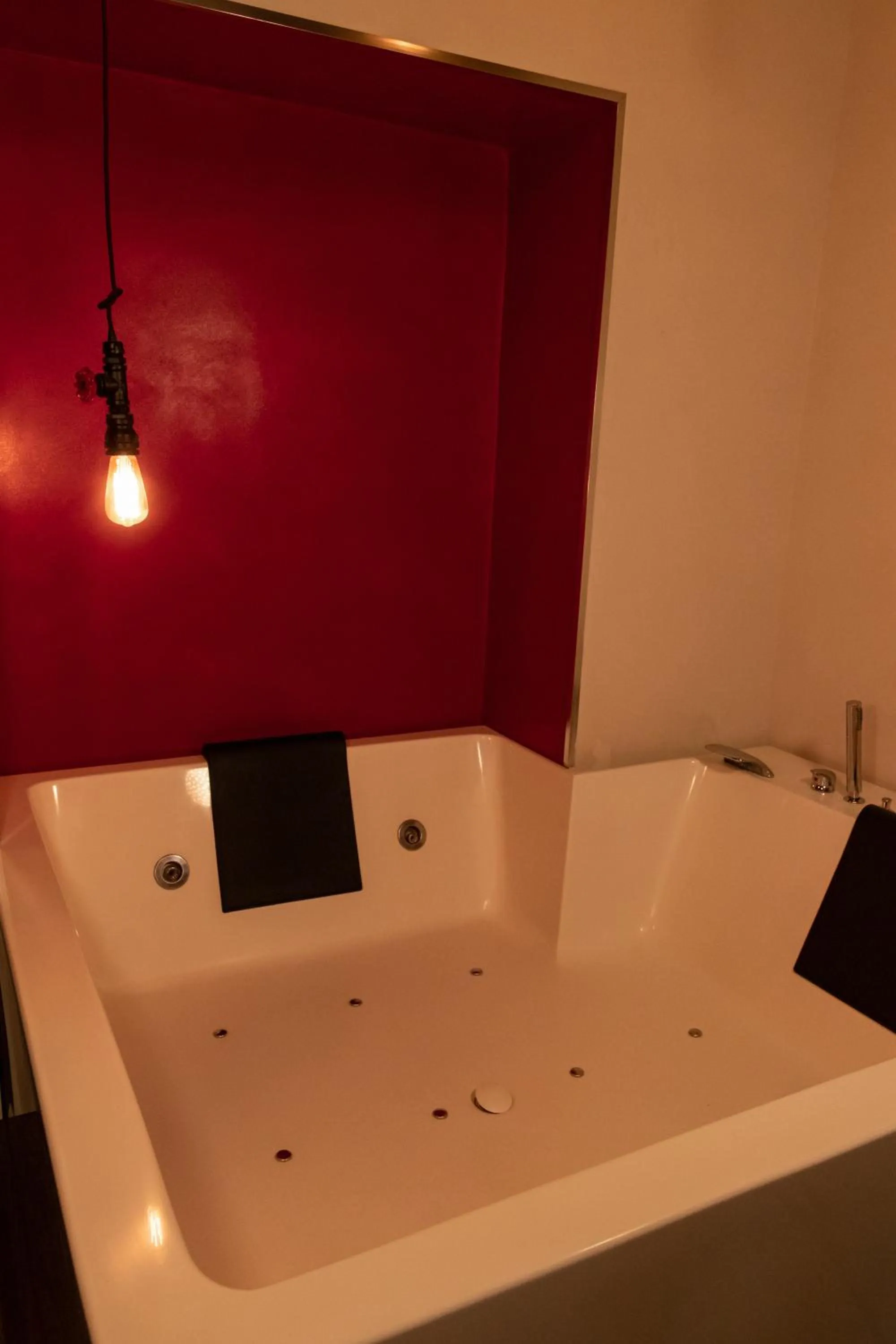 Hot Tub in Duomo Luxury Suites