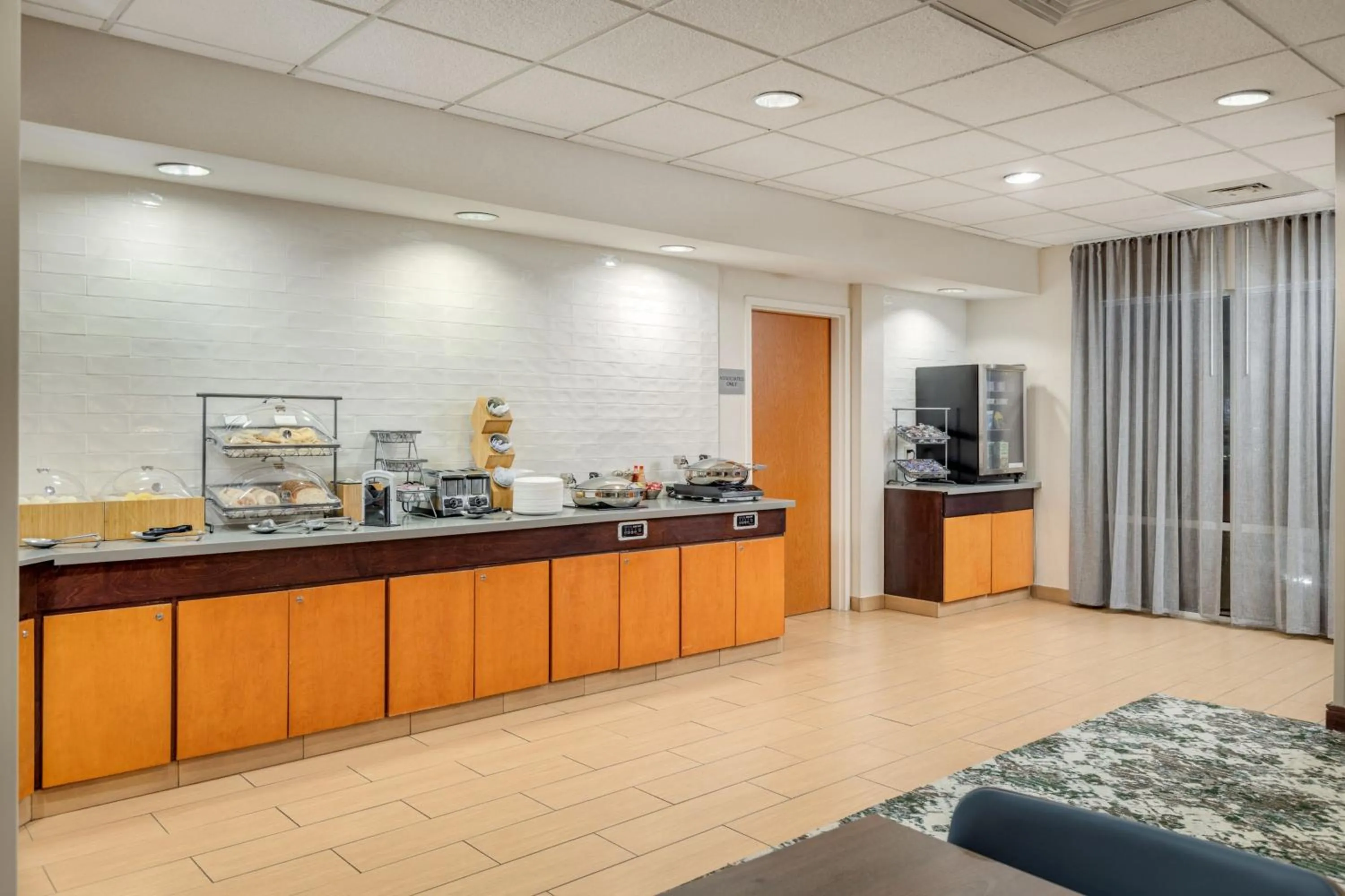 Breakfast in Fairfield Inn & Suites by Marriott Lawton