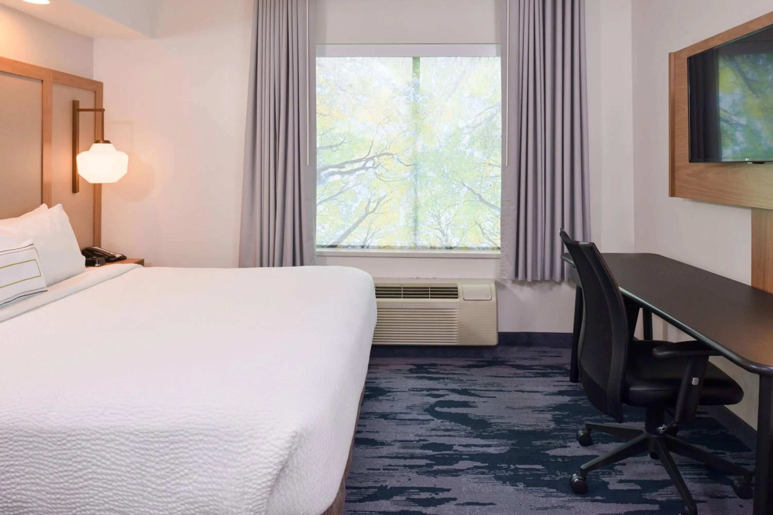Bedroom, Bed in Fairfield Inn & Suites by Marriott Pittsburgh New Stanton