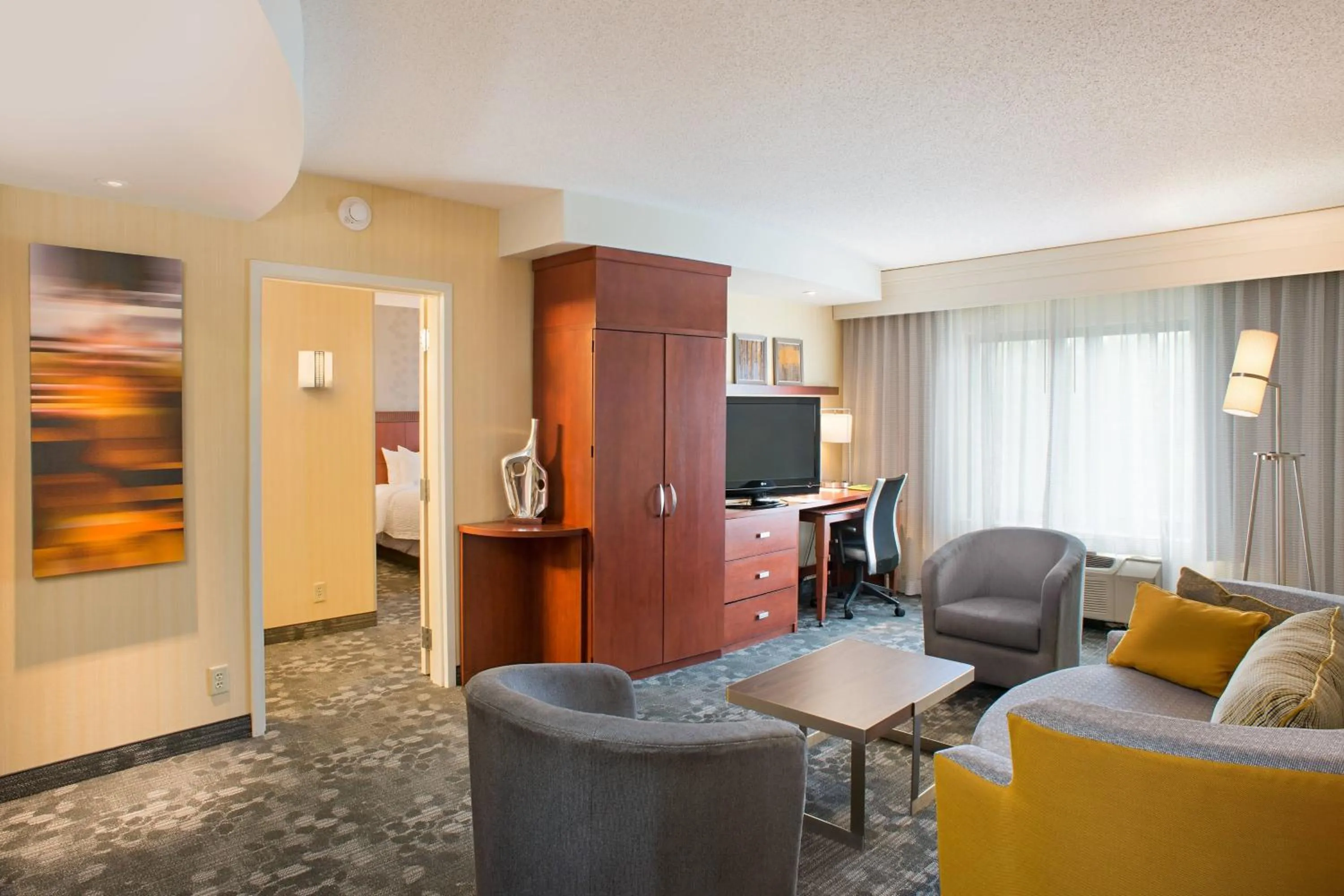 Living room in Courtyard by Marriott Hanover Lebanon