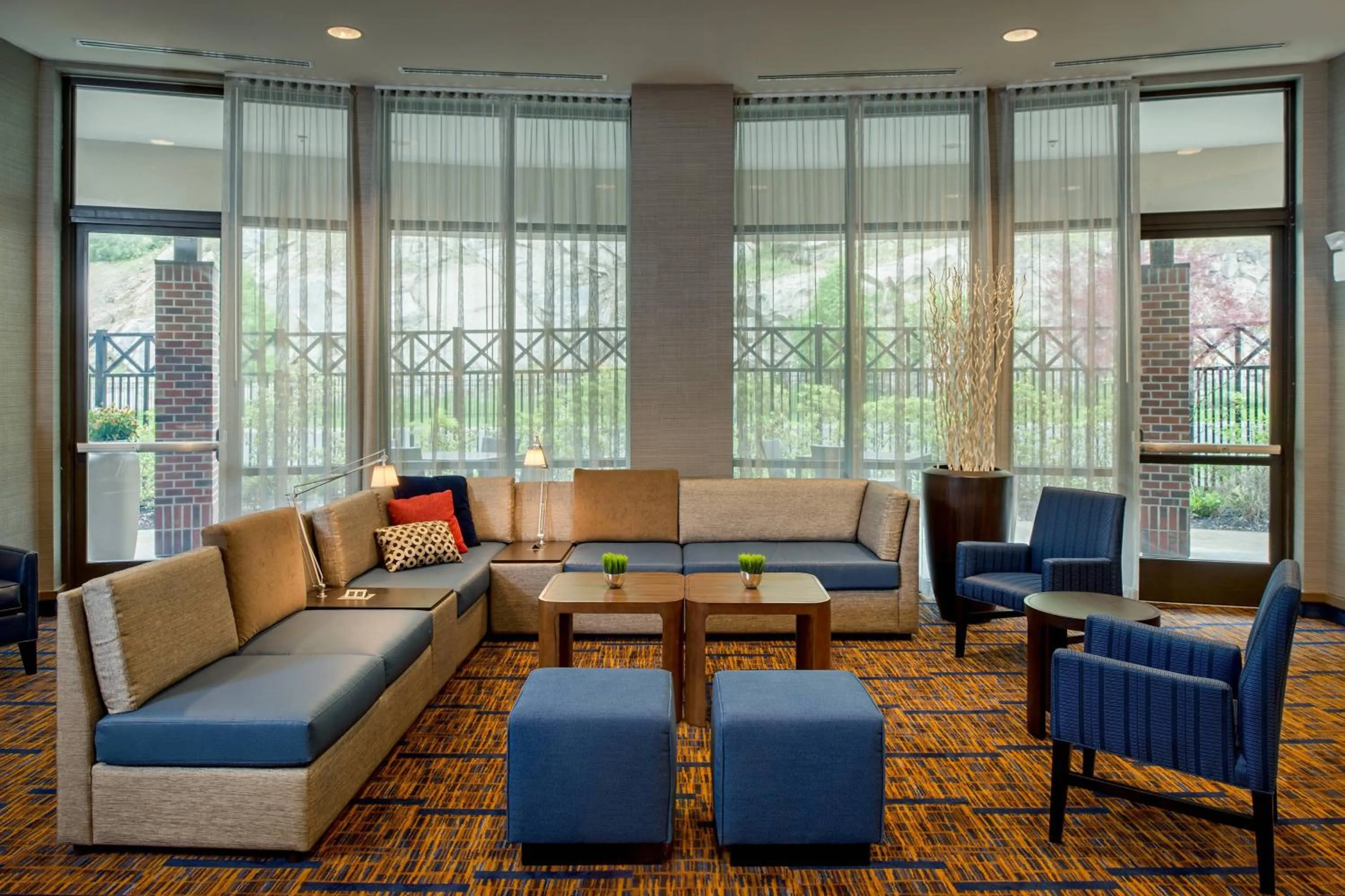 Lounge or bar in Courtyard by Marriott Hanover Lebanon