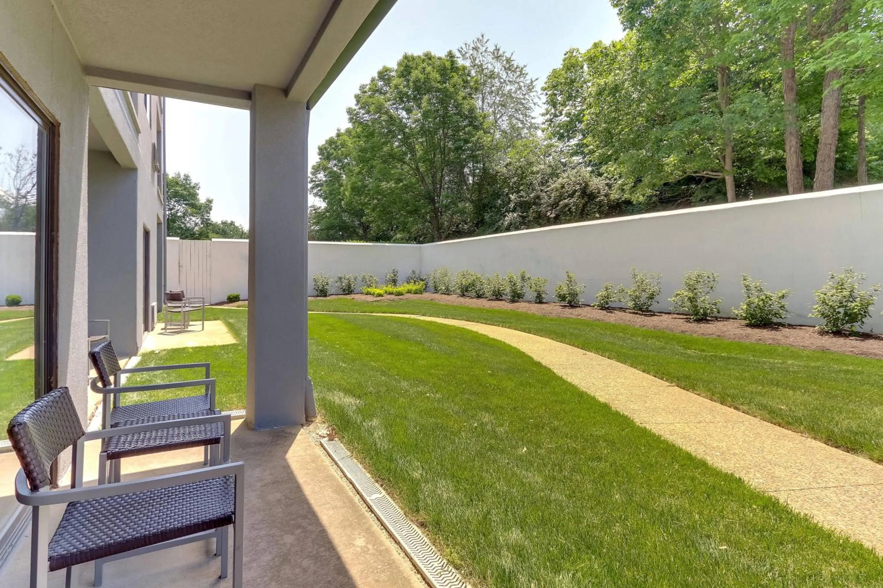 Photo of the whole room in Courtyard Lexington South/Hamburg Place