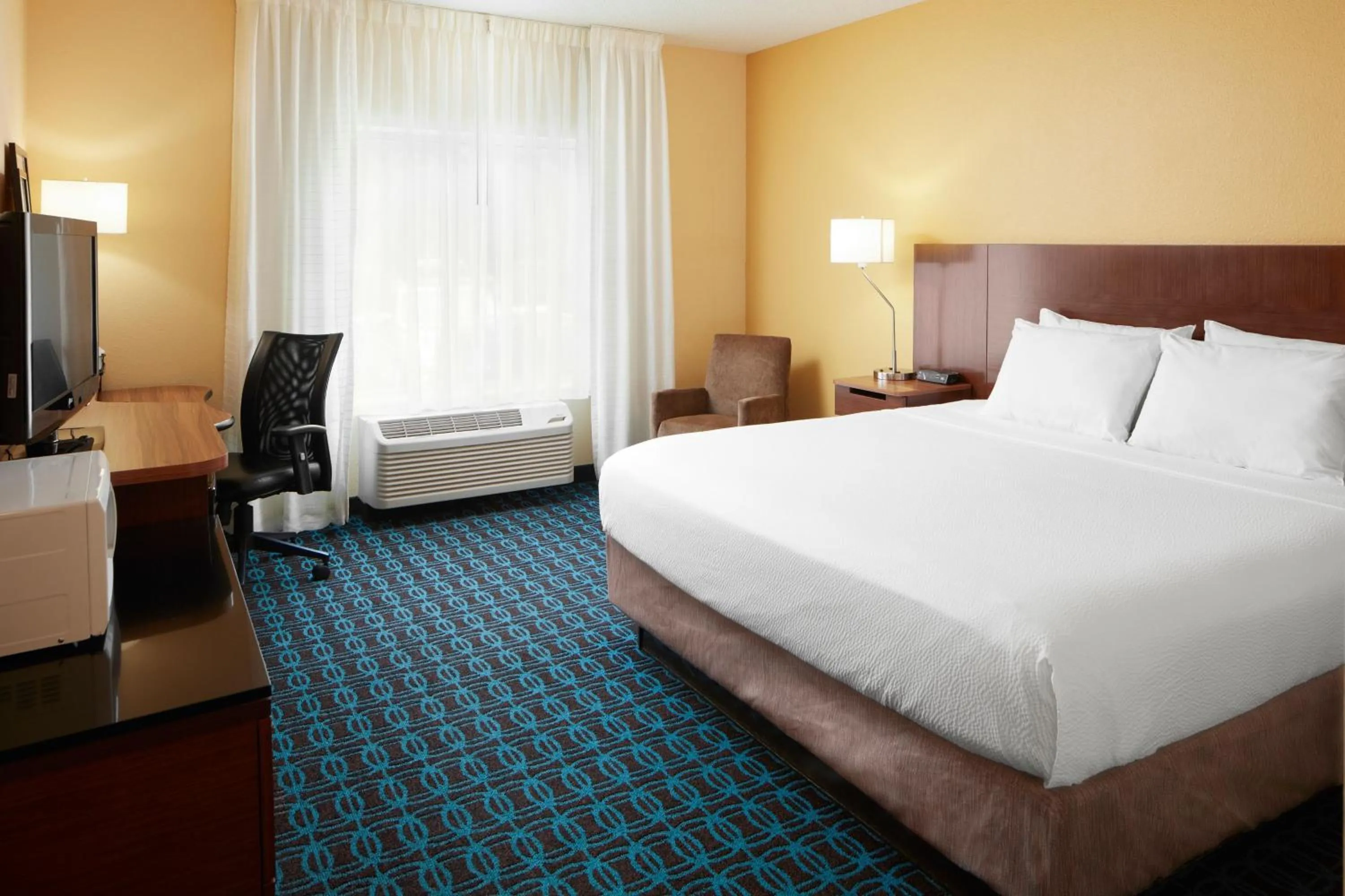 Photo of the whole room, Bed in Fairfield by Marriott Frankfort