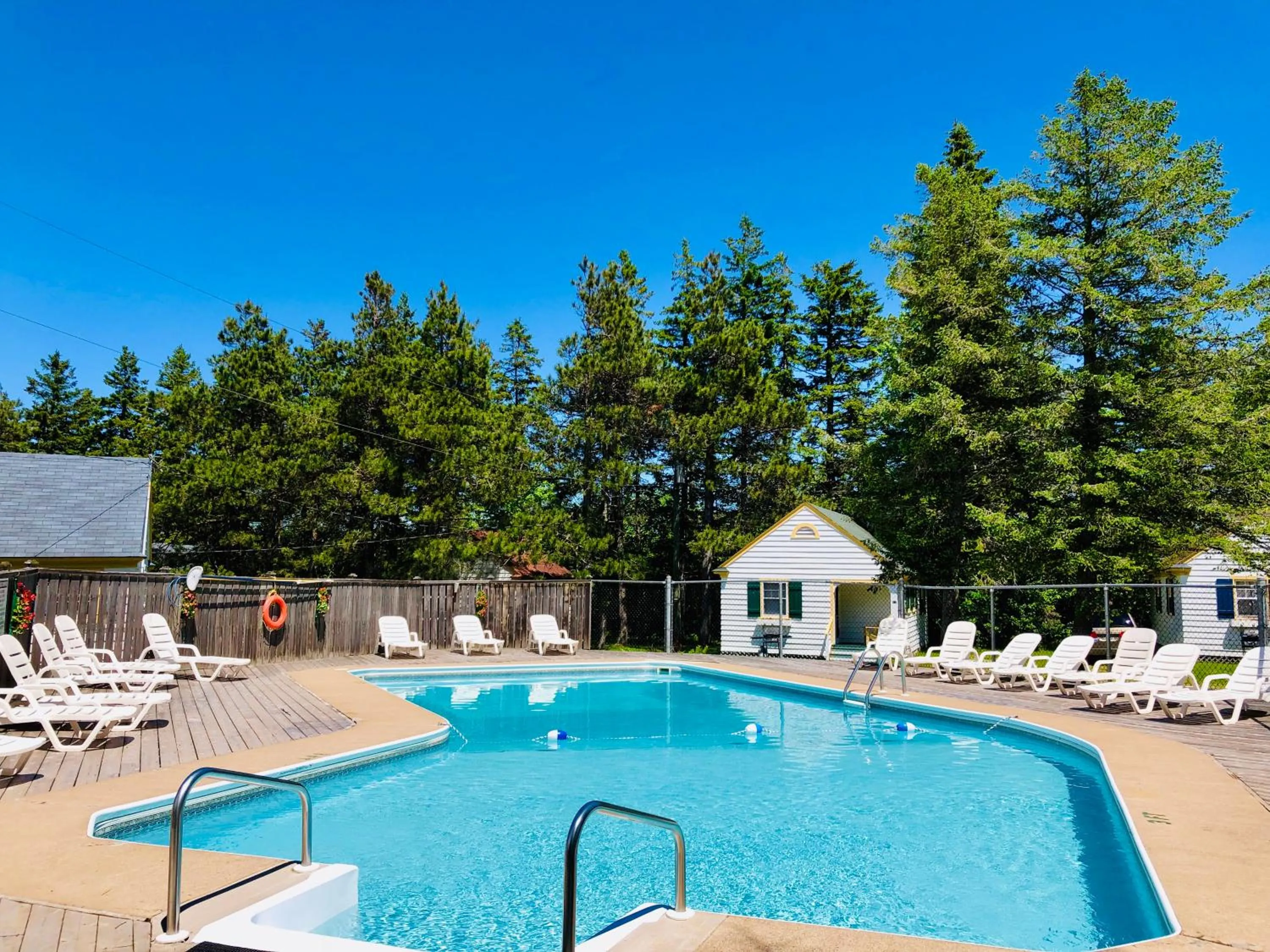 Swimming pool in Green Gables Bungalow Court