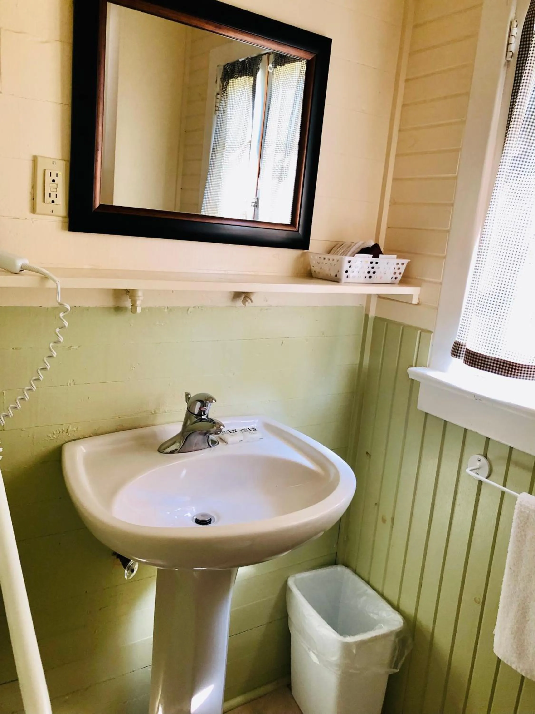 Bathroom in Green Gables Bungalow Court
