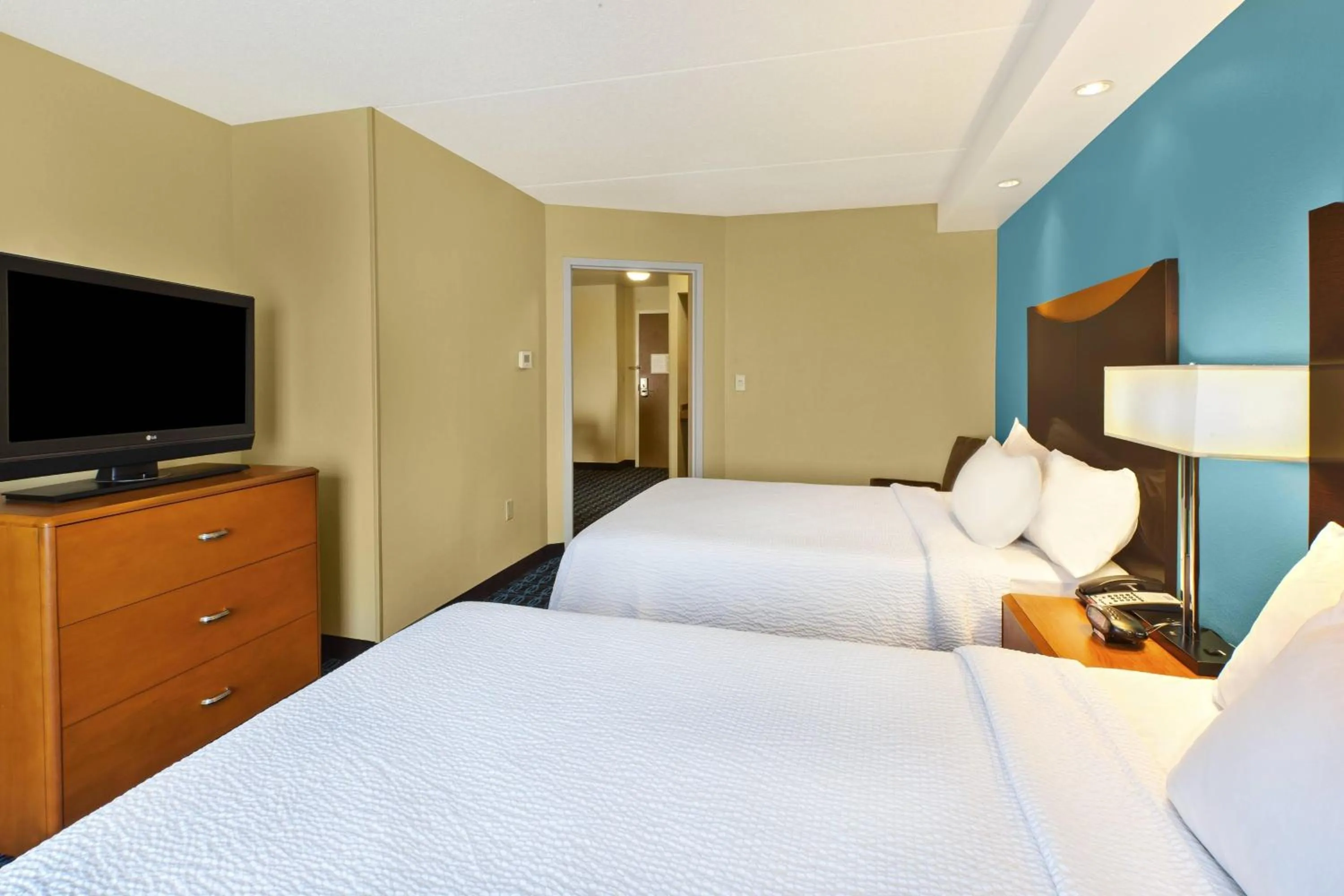 Photo of the whole room, Bed in Fairfield Inn & Suites by Marriott Lexington North