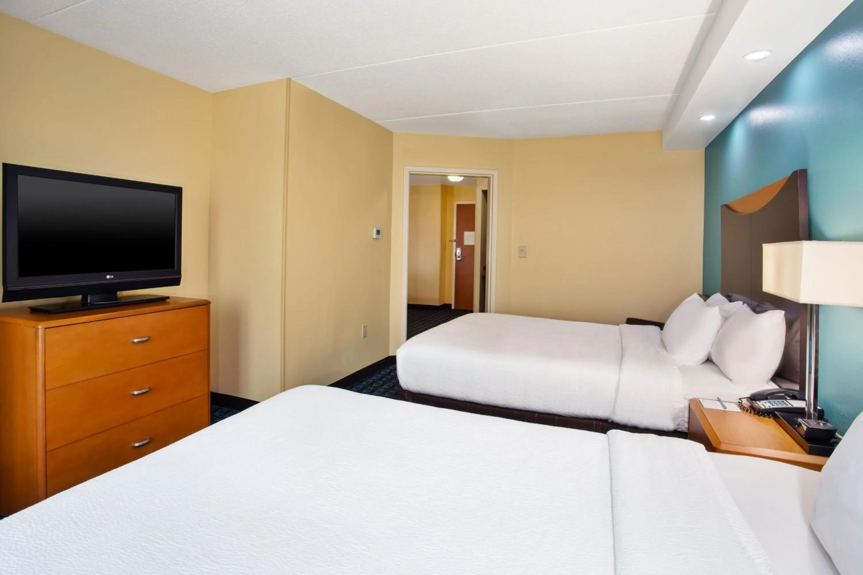 Photo of the whole room, Bed in Fairfield Inn & Suites by Marriott Lexington North