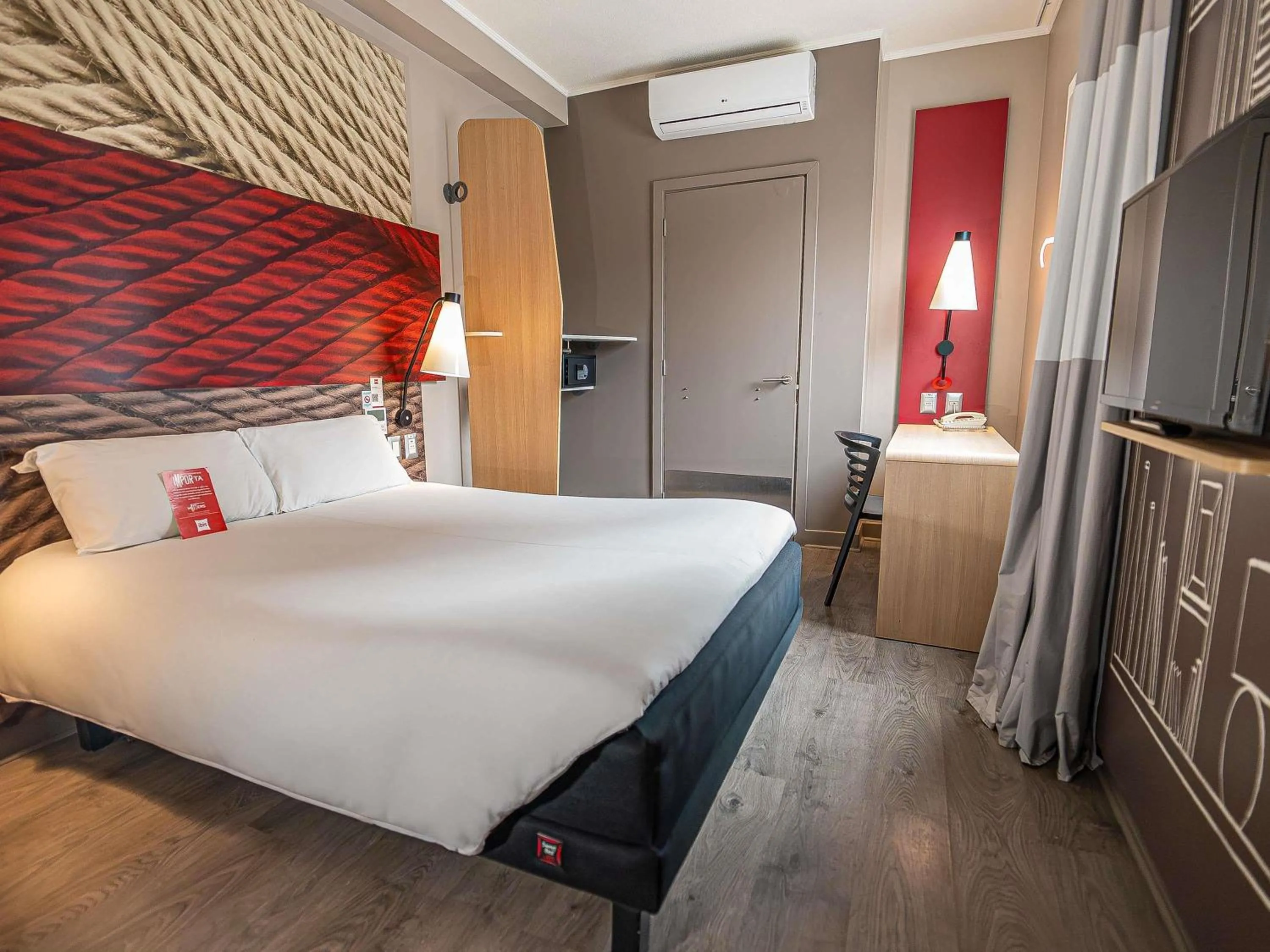 Property building, Bed in ibis Iquique