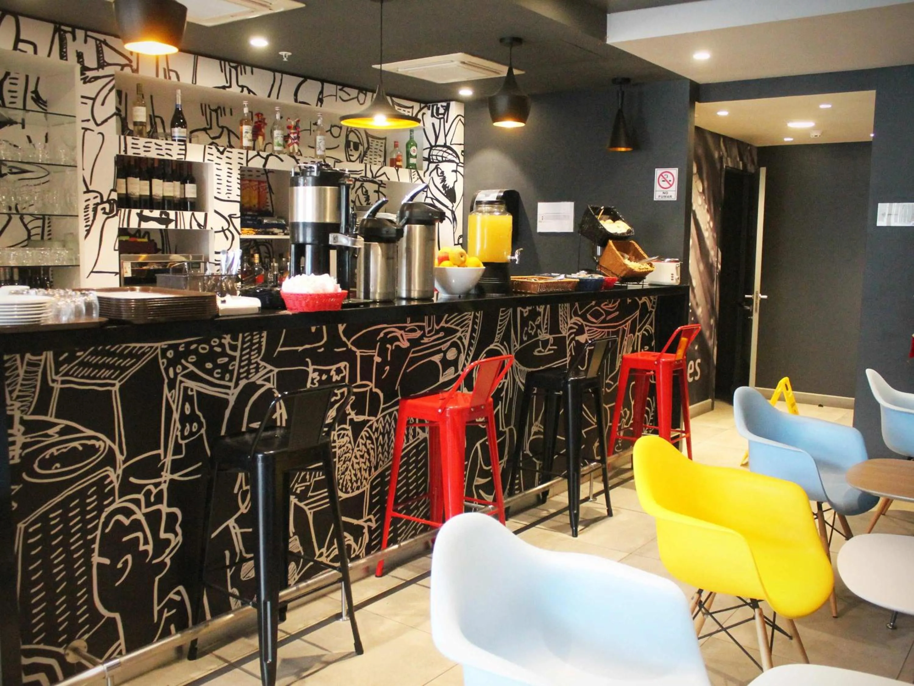 Lounge or bar in ibis Iquique