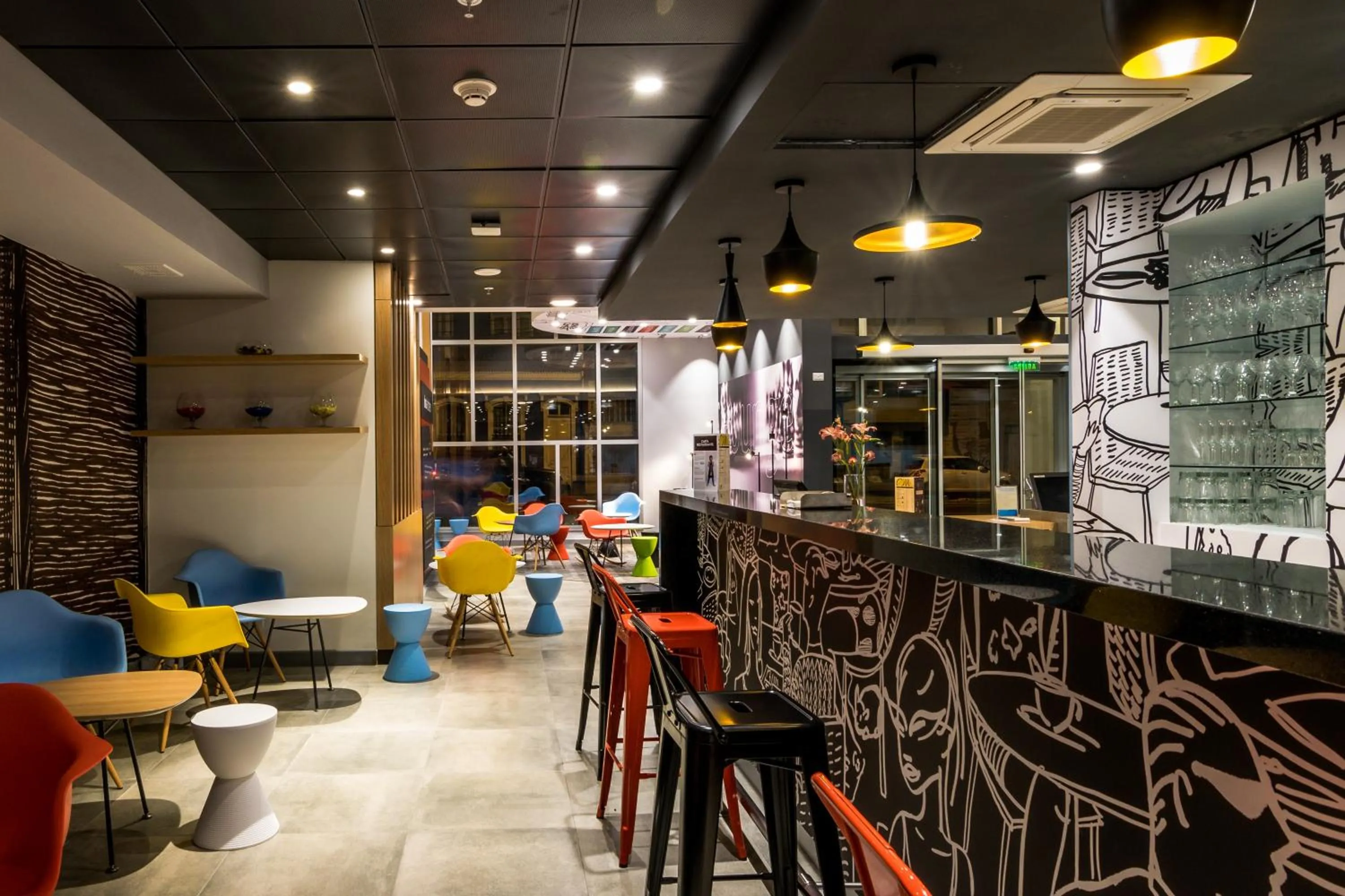 Lounge or bar in ibis Iquique