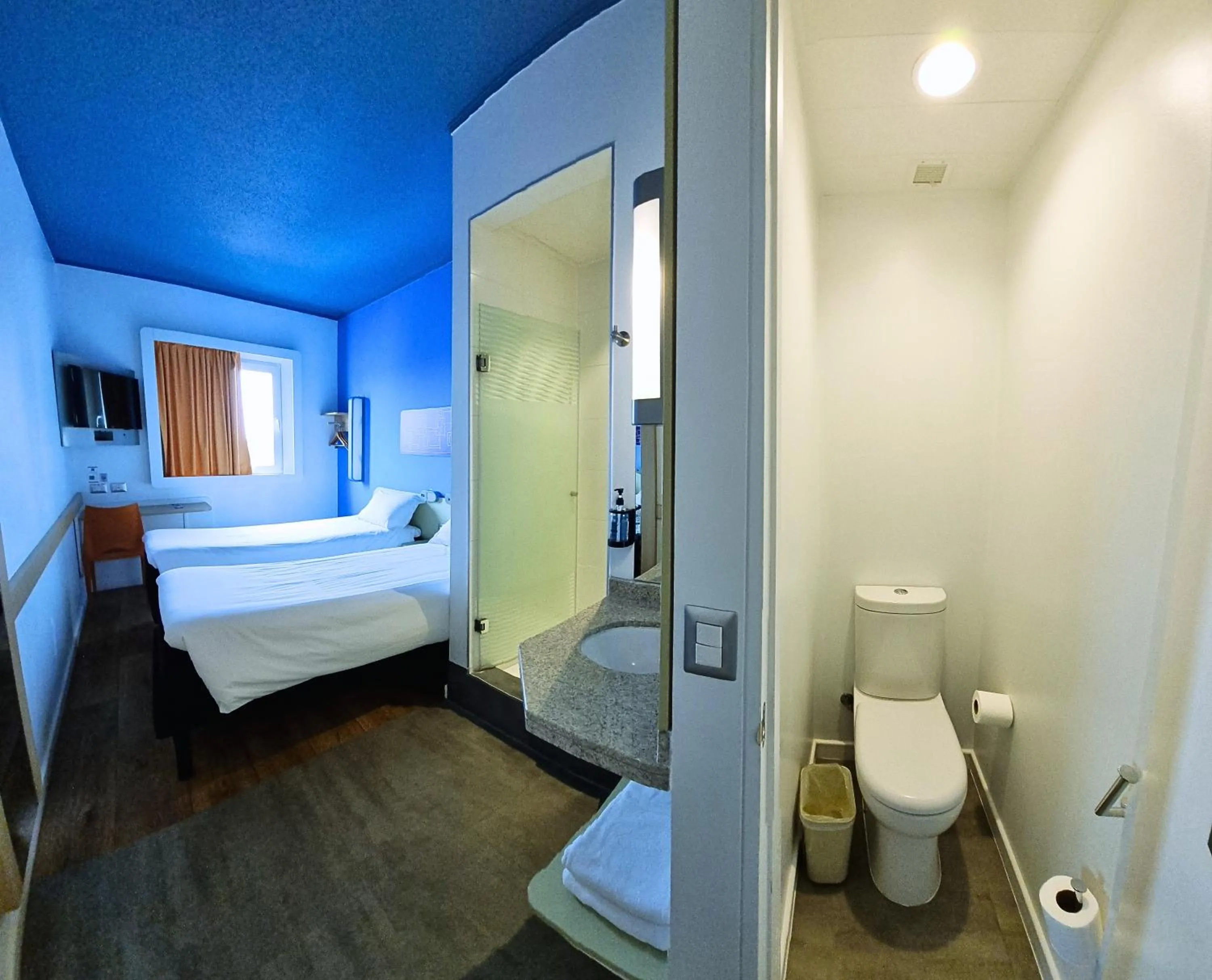 Shower, Bed in ibis budget Iquique