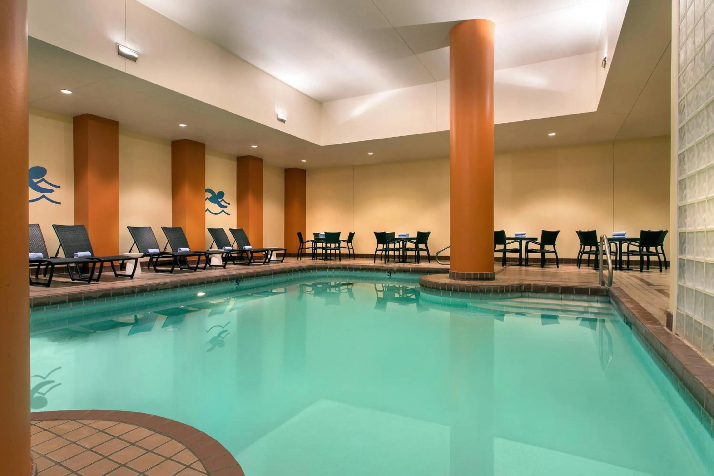 Swimming pool in The Lincoln Marriott Cornhusker Hotel