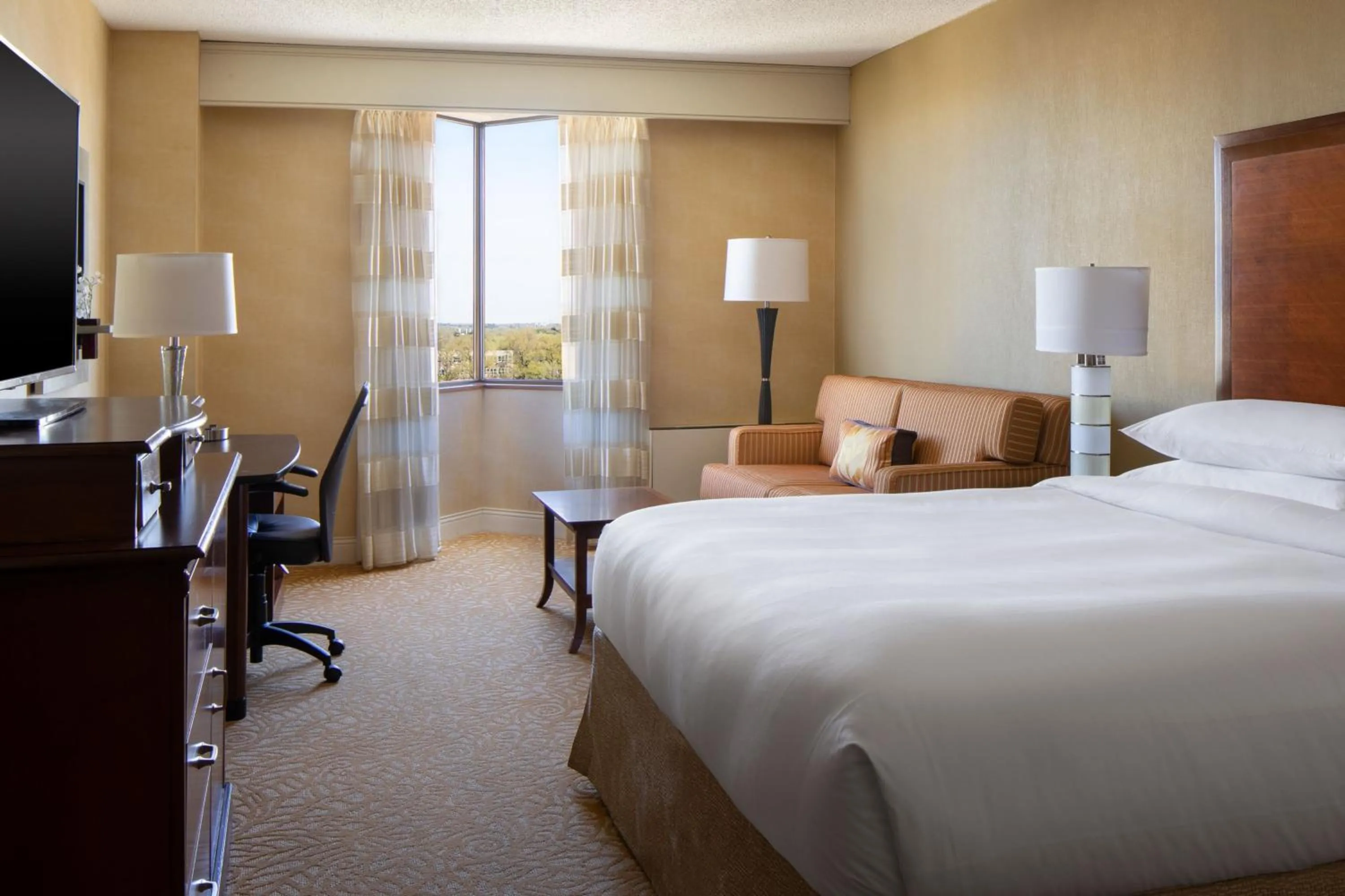Photo of the whole room, Bed in The Lincoln Marriott Cornhusker Hotel