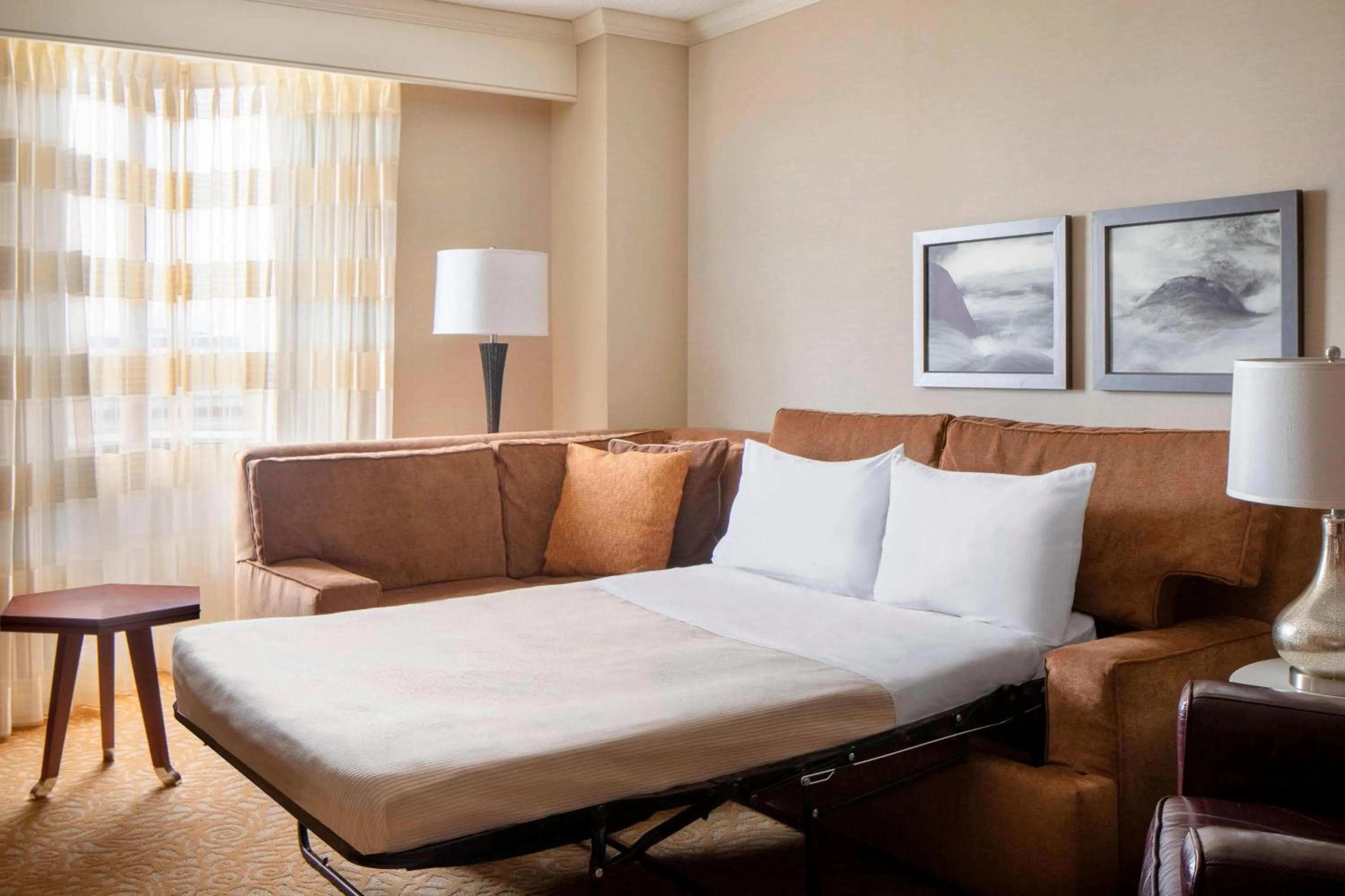 Living room in The Lincoln Marriott Cornhusker Hotel