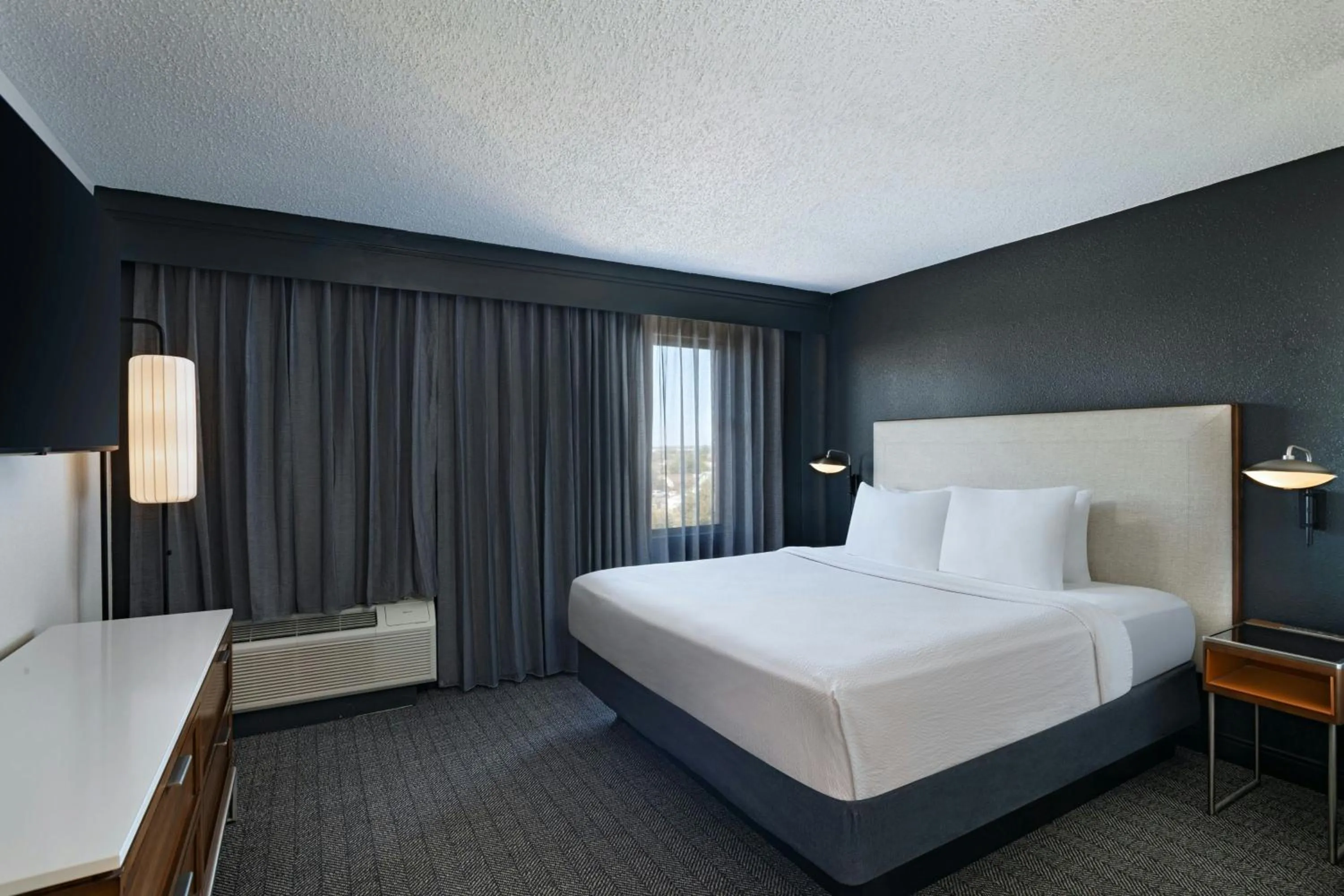 Photo of the whole room, Bed in Courtyard by Marriott Laredo
