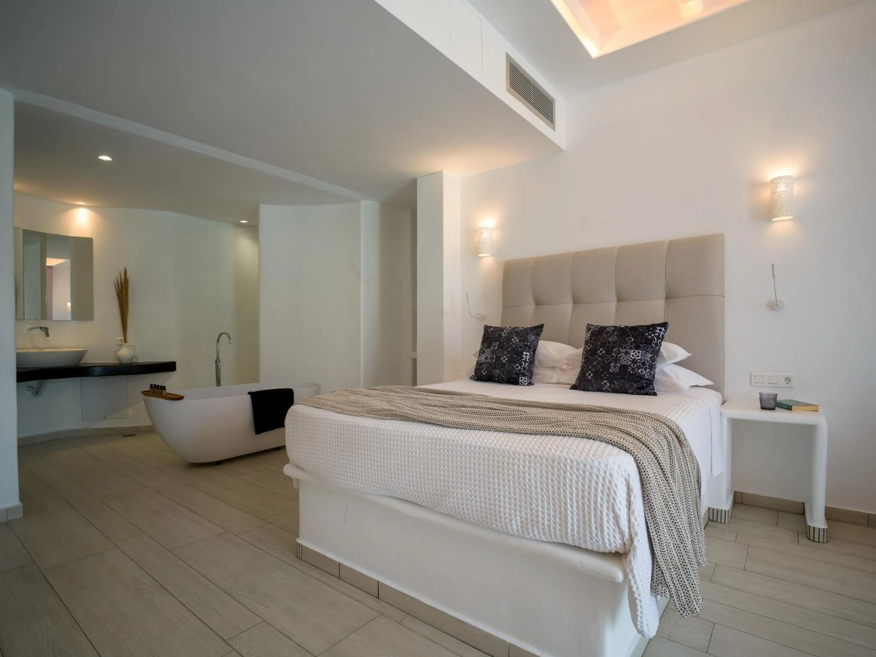 Bed in Arte & Mare Elia Luxury Suites and Villas