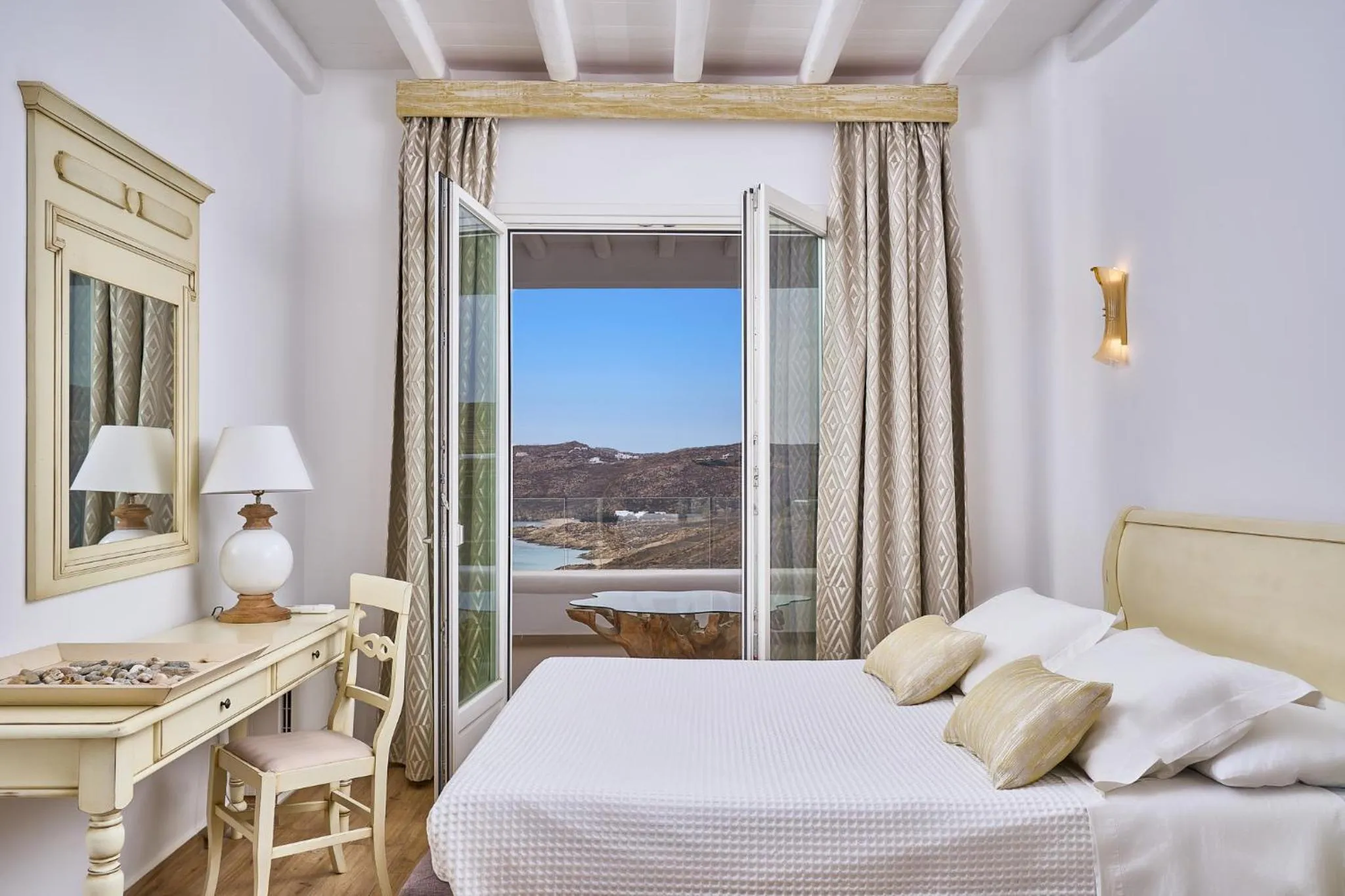 Bed in Arte & Mare Elia Luxury Suites and Villas