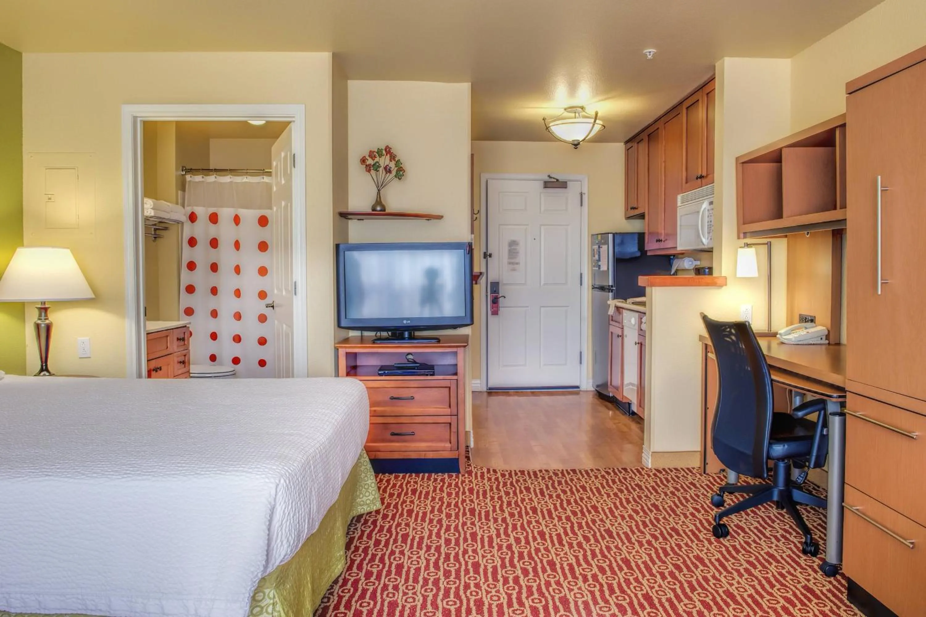 Kitchen or kitchenette, Bed in TownePlace Suites by Marriott Las Cruces