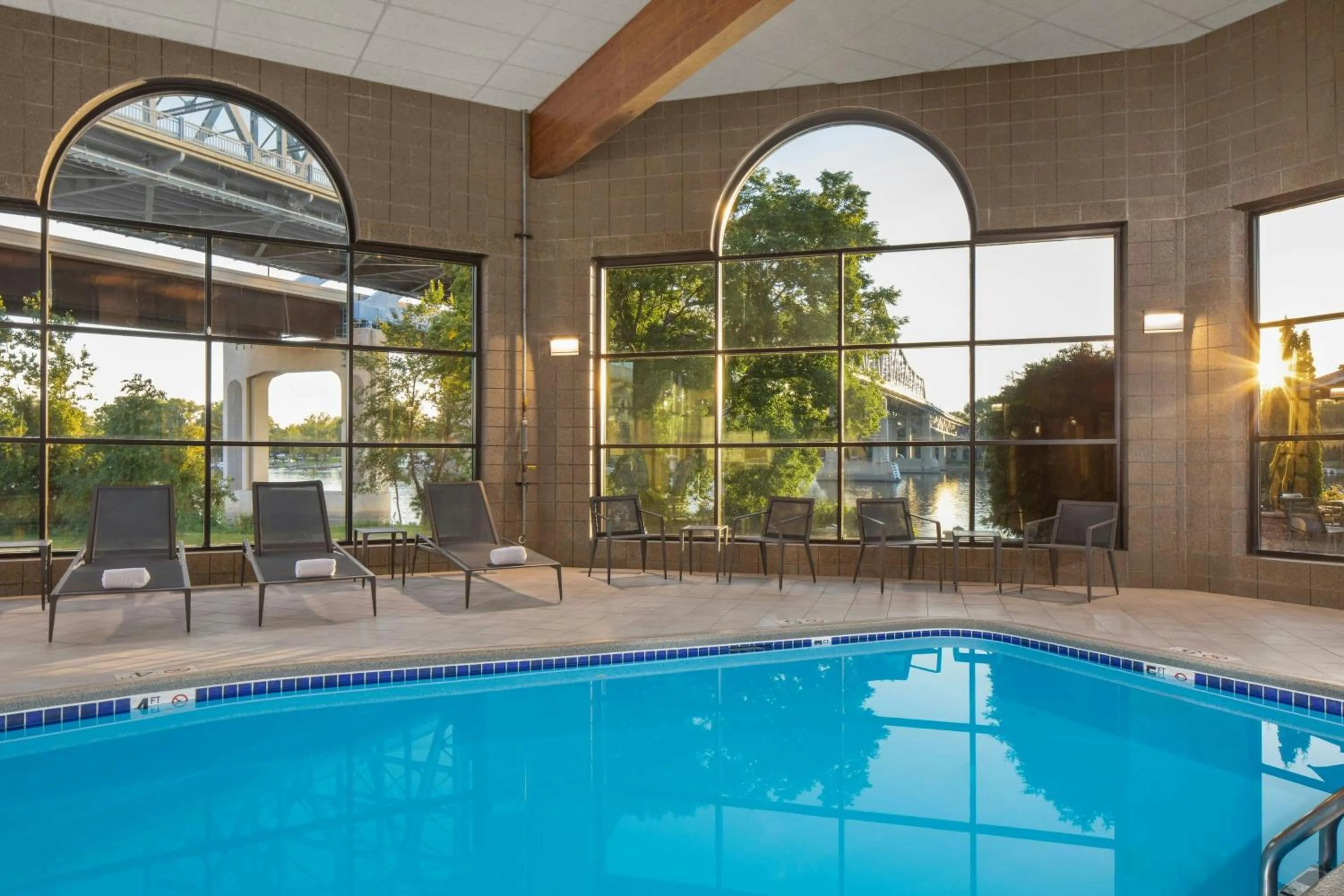 Swimming pool in Courtyard La Crosse Downtown/Mississippi Riverfront