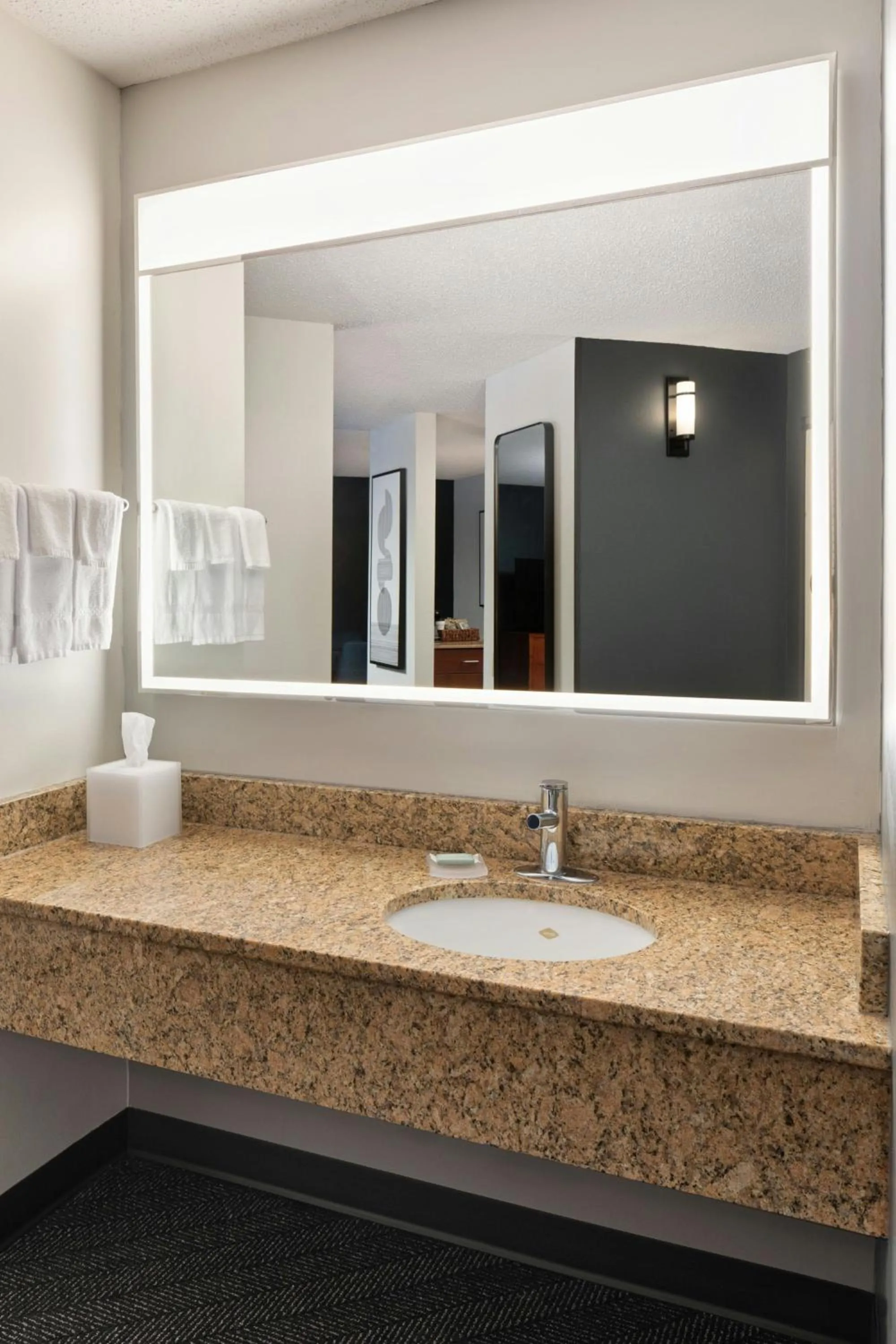 Photo of the whole room in Courtyard La Crosse Downtown/Mississippi Riverfront