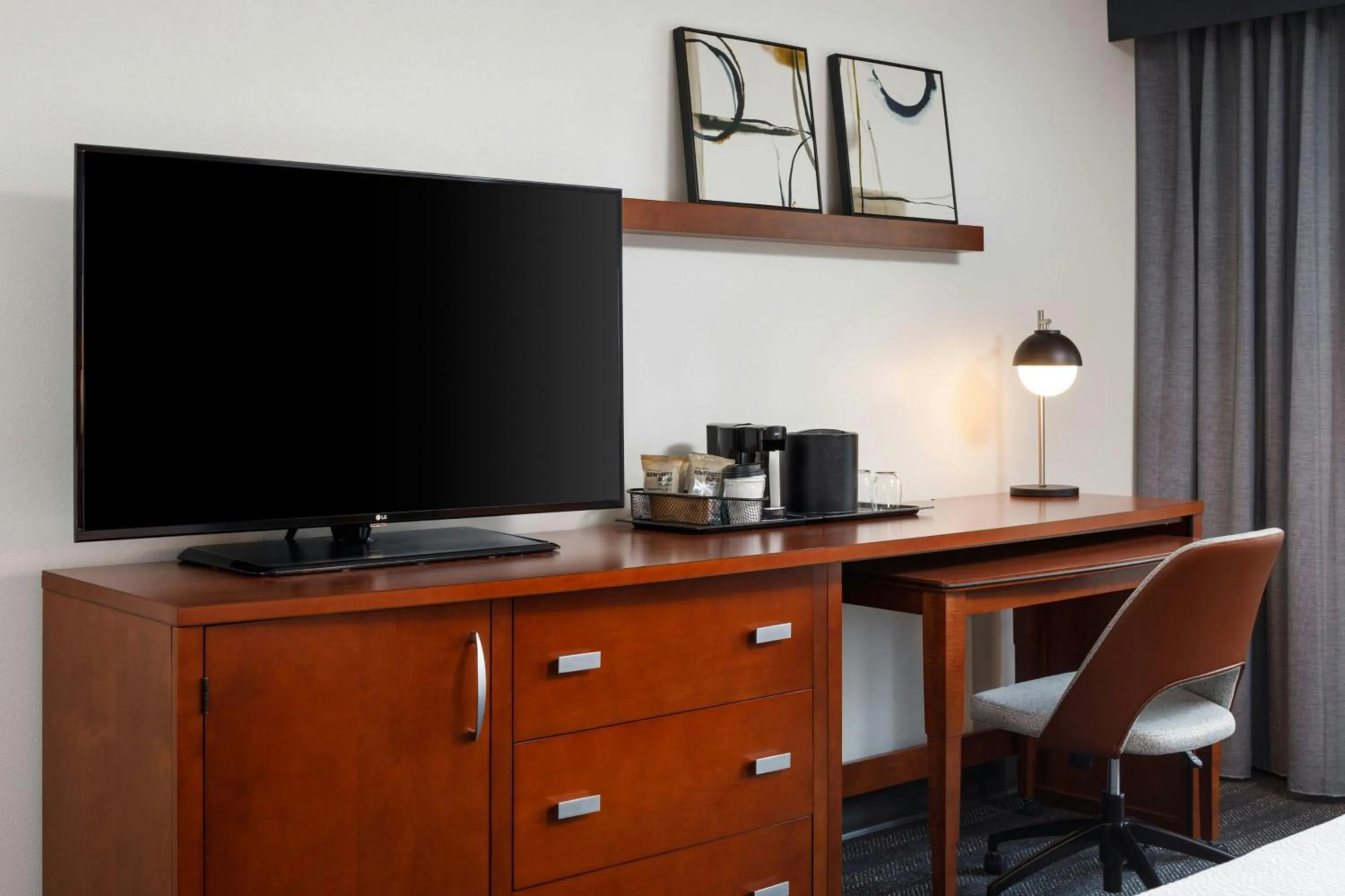 Photo of the whole room in Courtyard La Crosse Downtown/Mississippi Riverfront