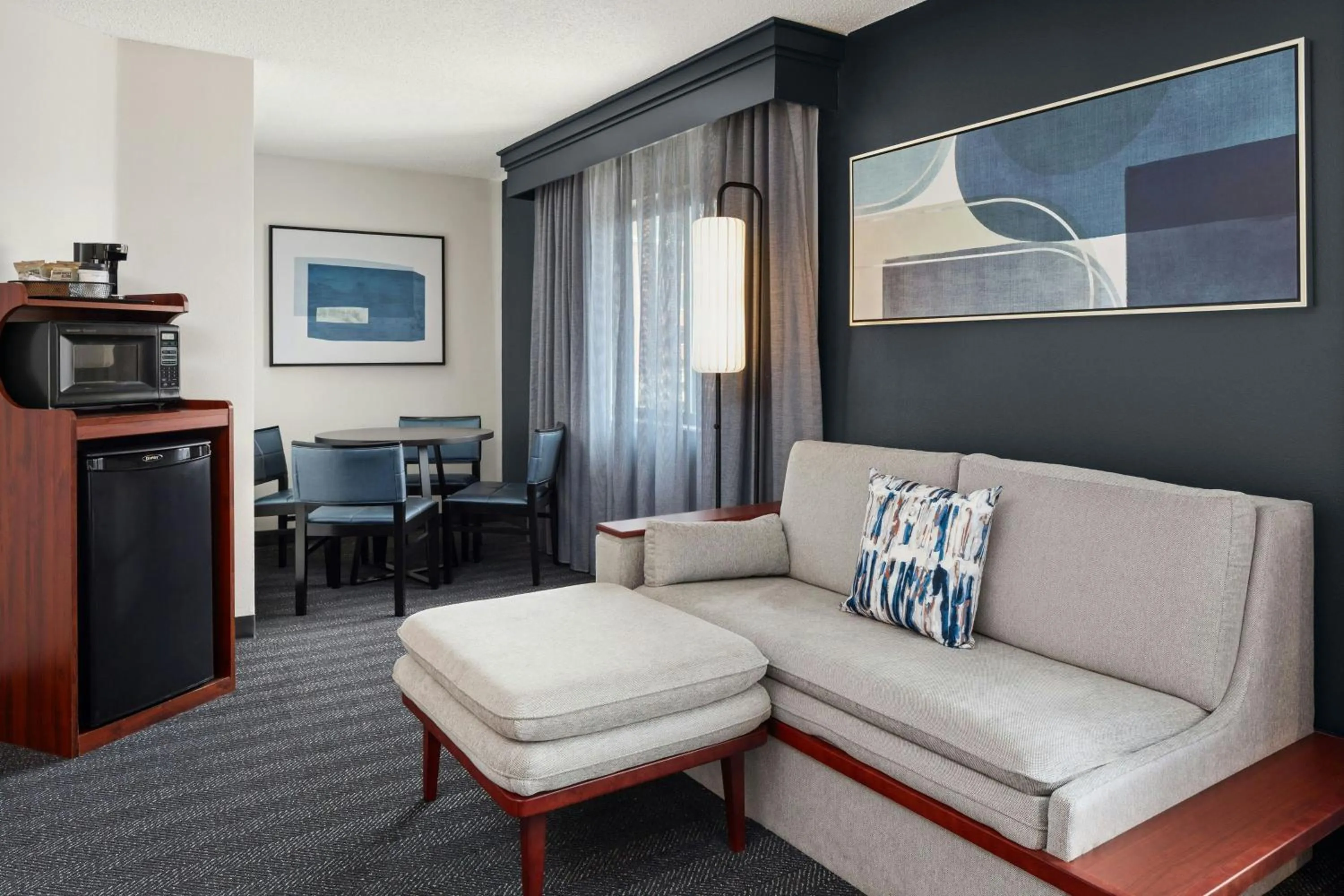 Photo of the whole room in Courtyard La Crosse Downtown/Mississippi Riverfront