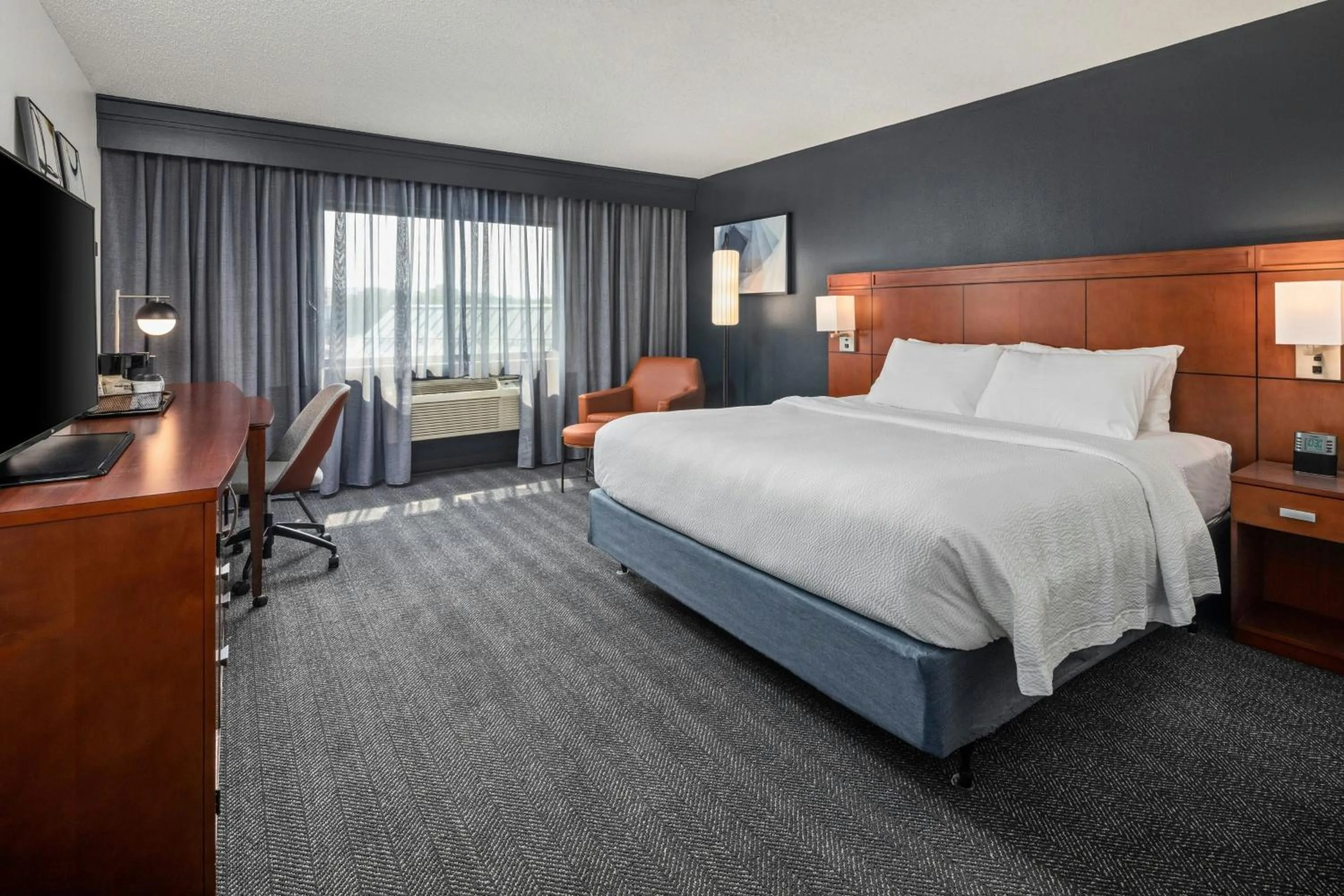 Photo of the whole room, Bed in Courtyard La Crosse Downtown/Mississippi Riverfront