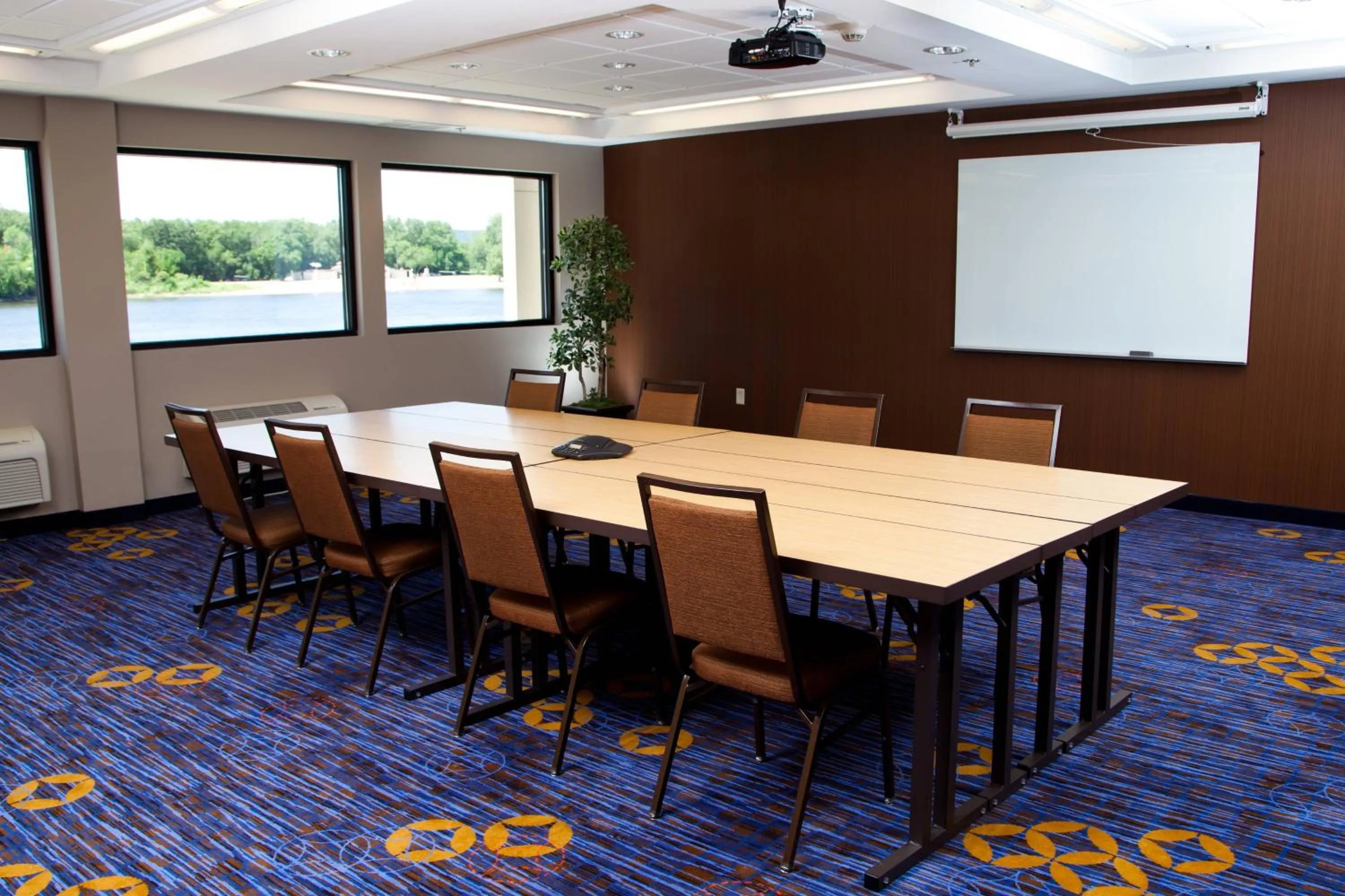 Meeting/conference room in Courtyard La Crosse Downtown/Mississippi Riverfront