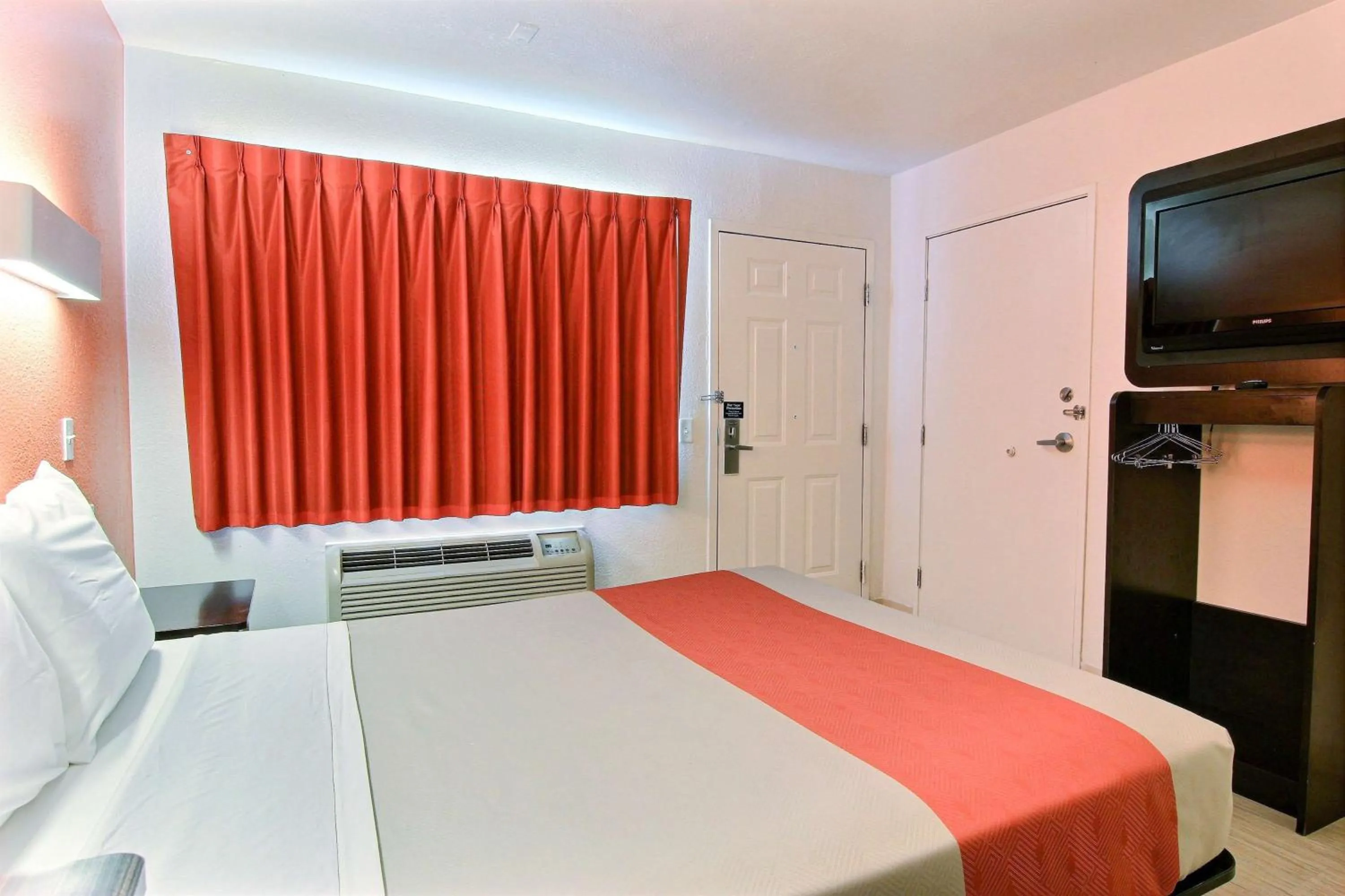 TV and multimedia, Bed in Motel 6-Corpus Christi, TX - East - North Padre Island