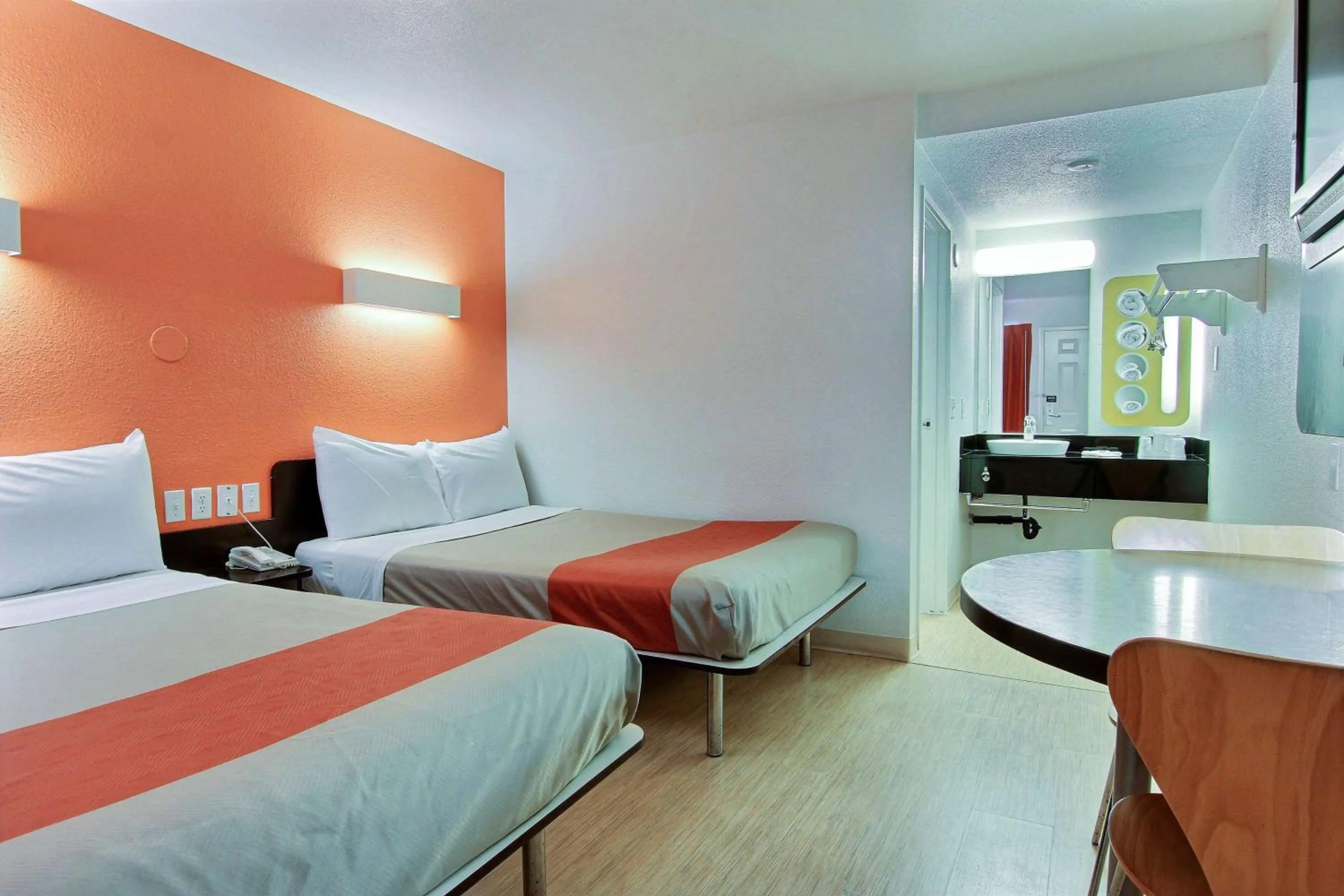 Bathroom, Bed in Motel 6-Corpus Christi, TX - East - North Padre Island