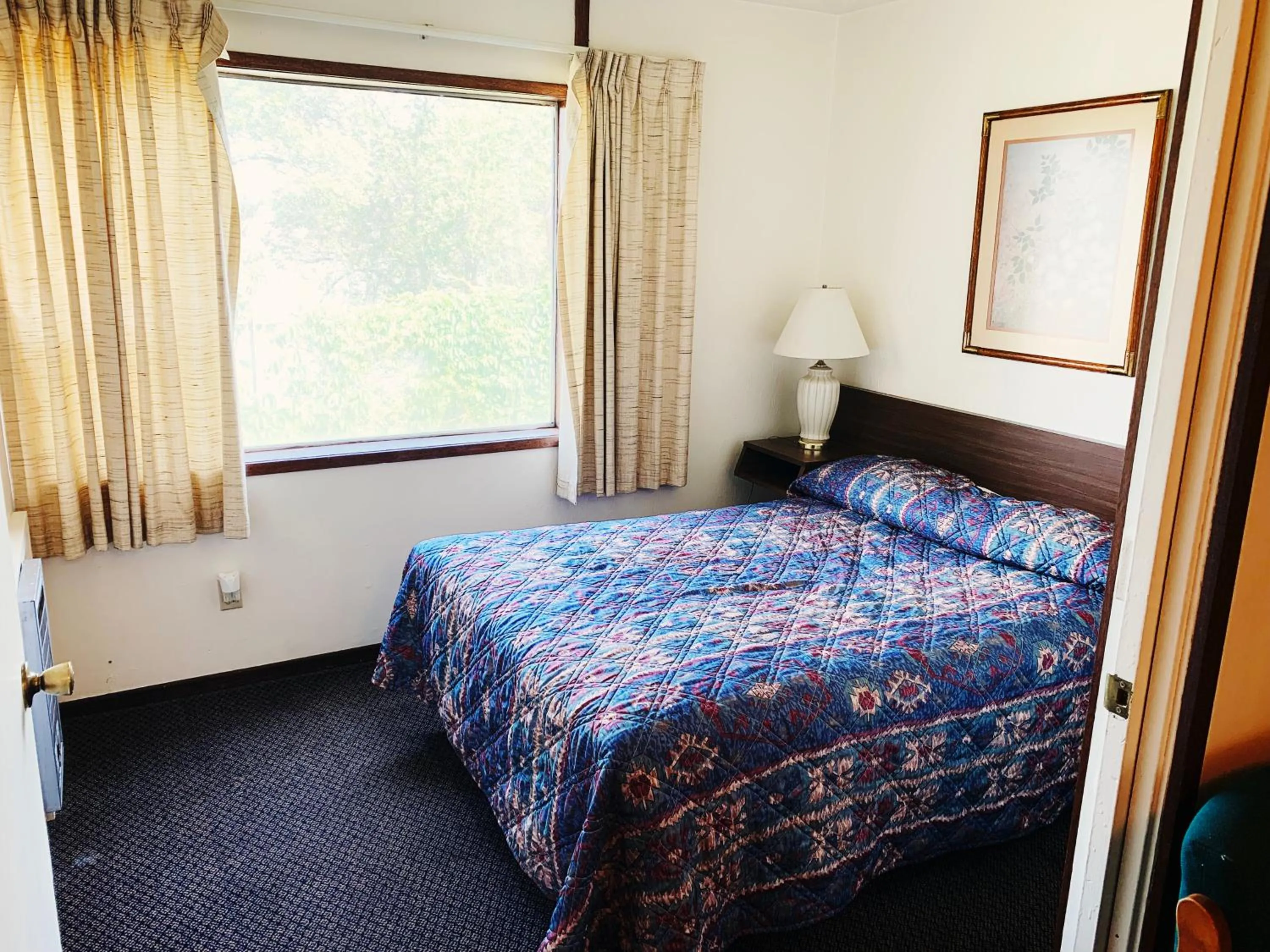 Bed in Lakeside Motel