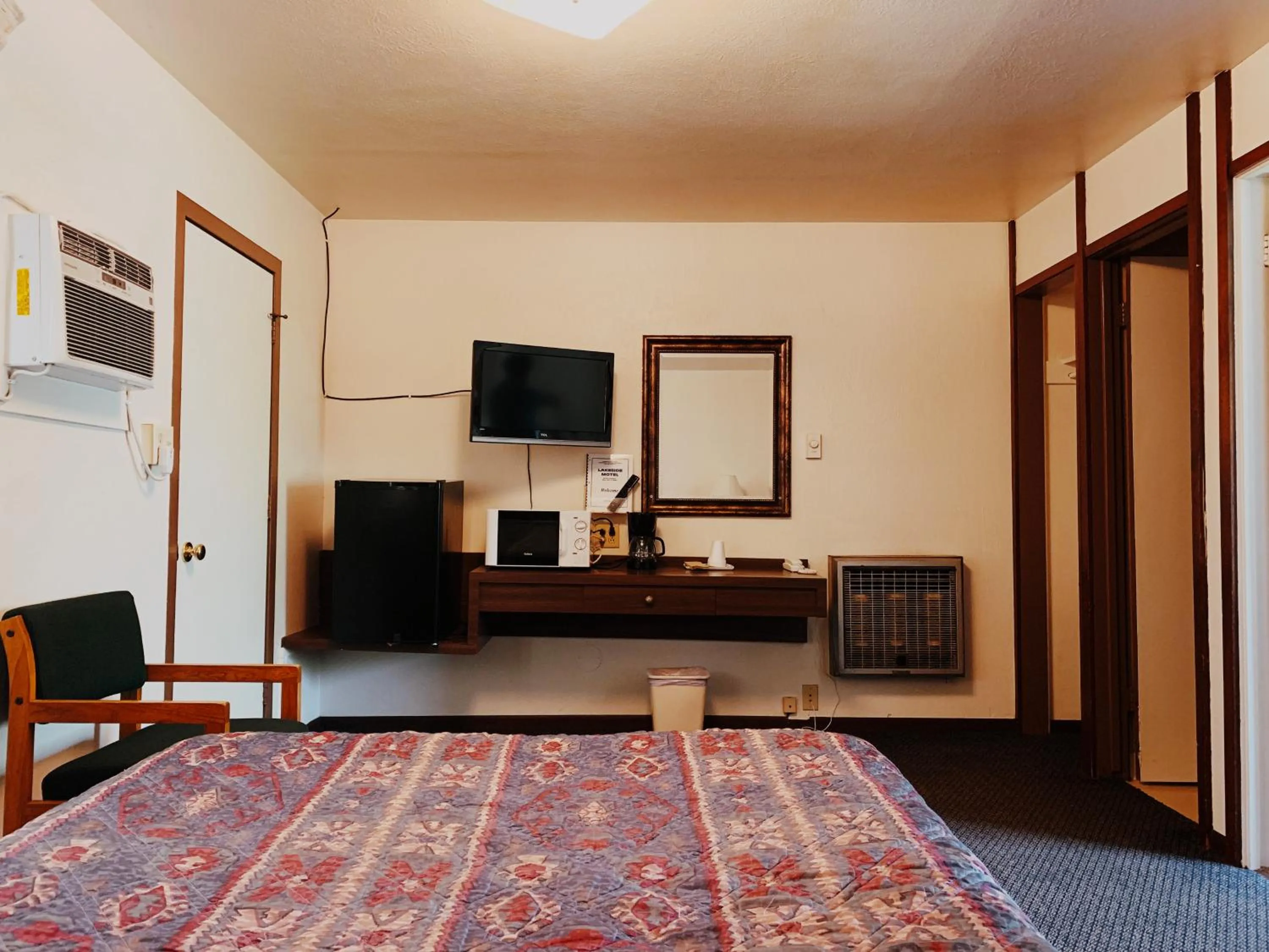 Bed in Lakeside Motel